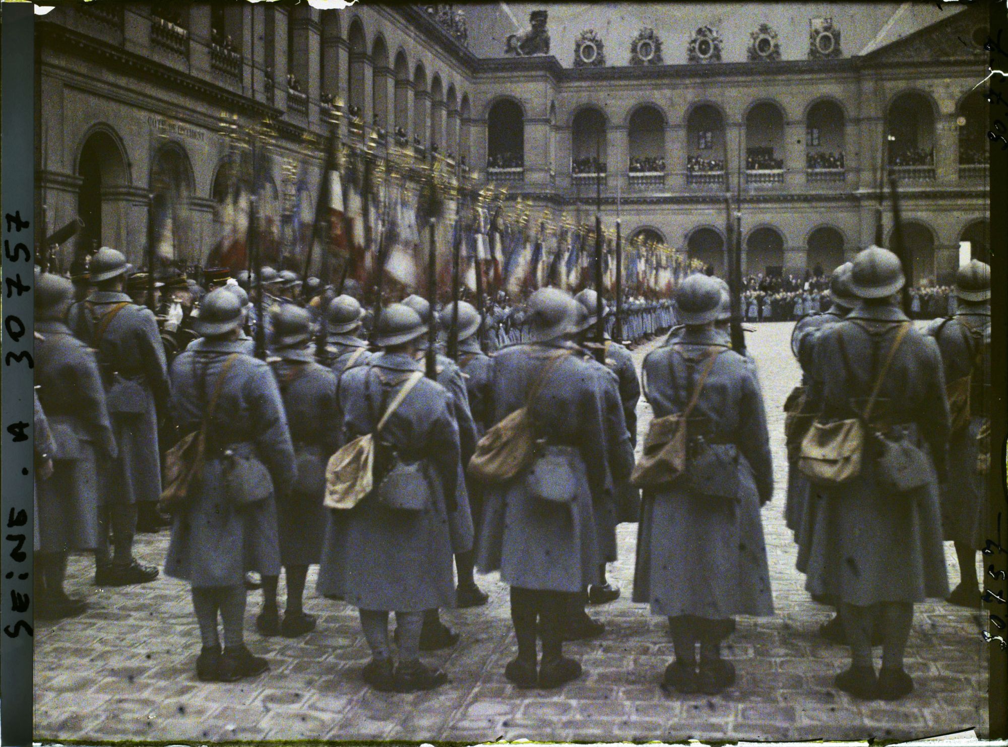Image représentant Cérémonie de remise des drapeaux des régiments dissous aux Invalides au moment de la sonnerie au drapeau
