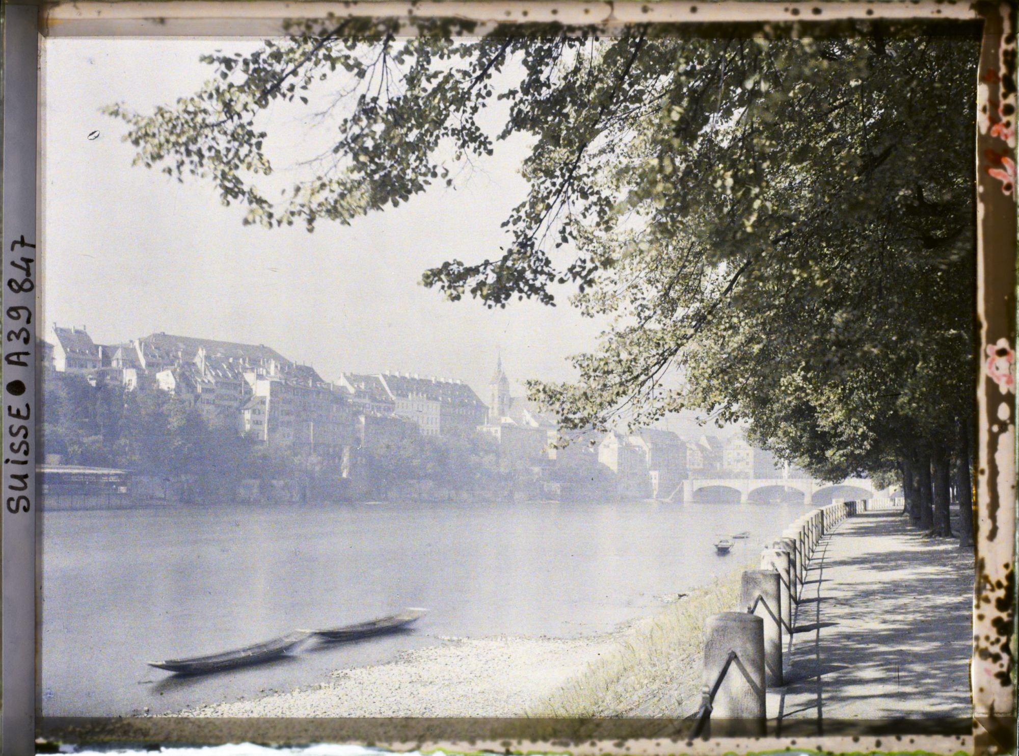 Image représentant La rive gauche du Rhin, le pont du Milieu et l'église Saint-Martin