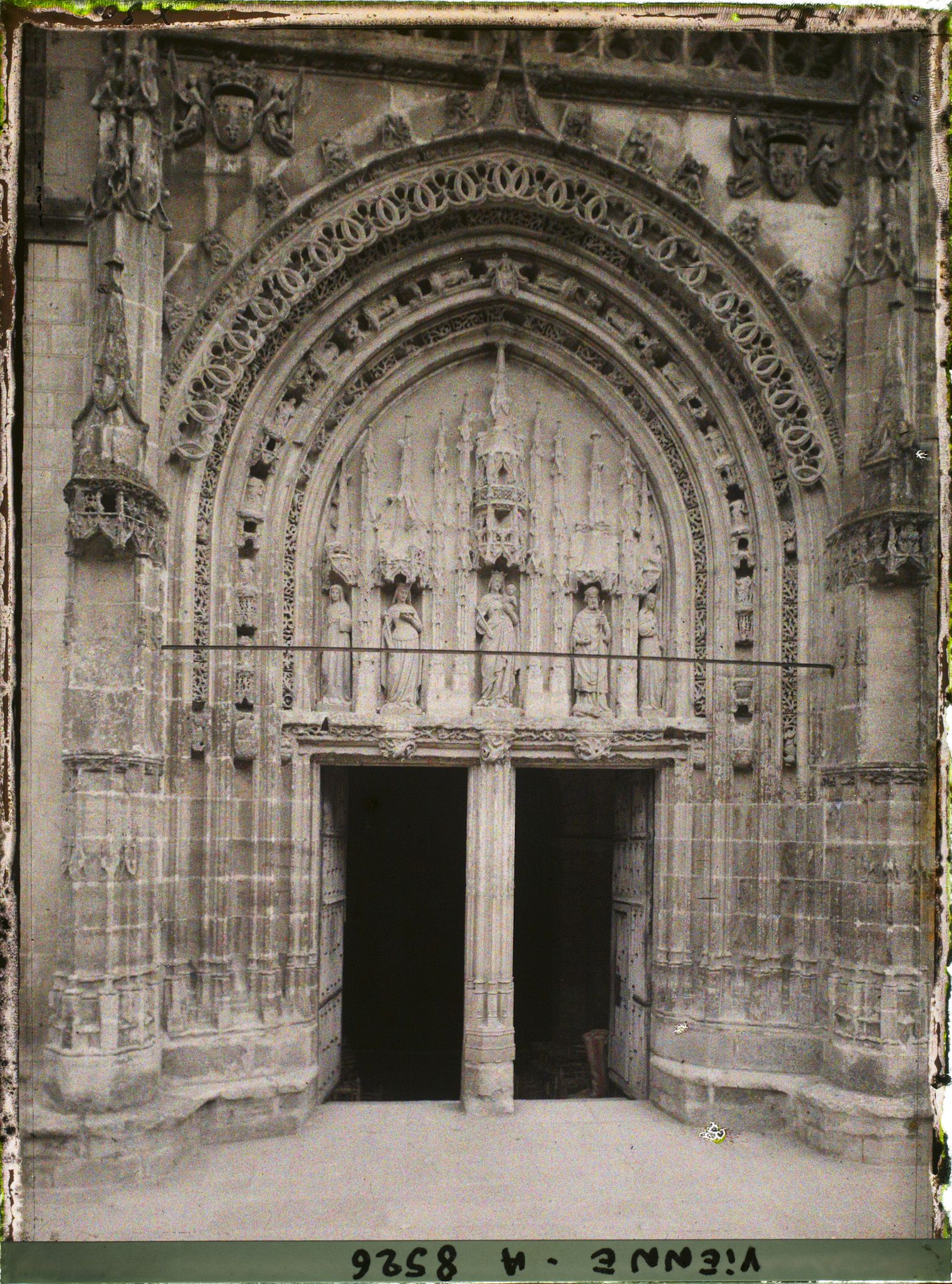 Image représentant Le portail central de l'église Sainte-Radegonde