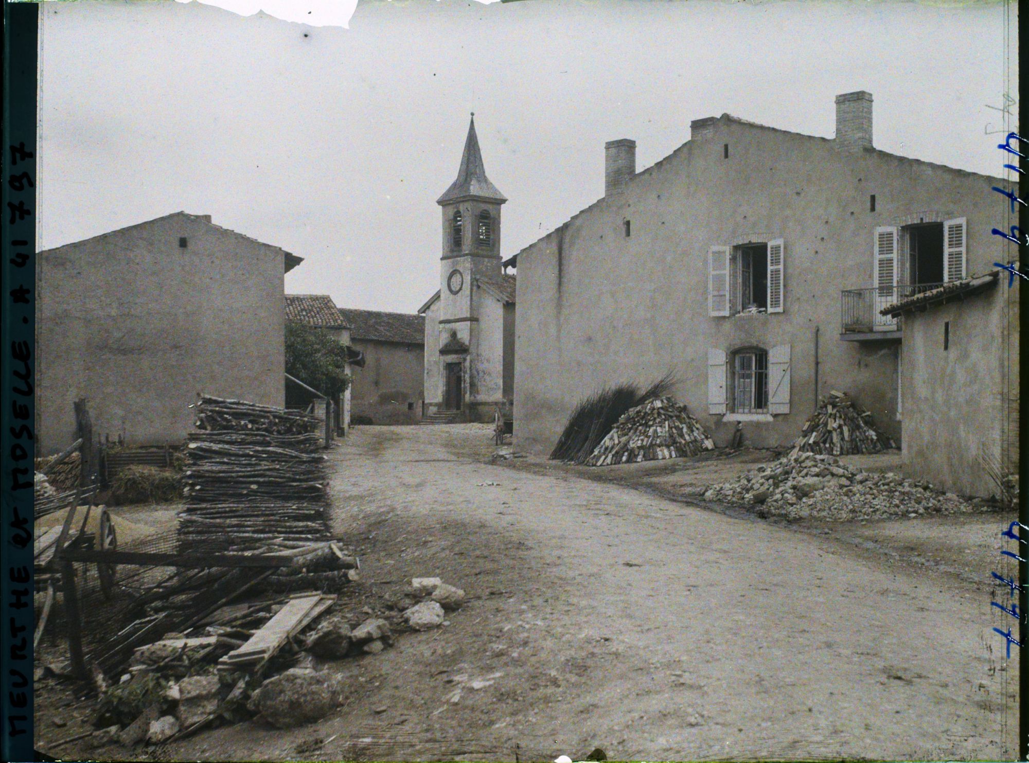 Image représentant France, Lamath, Rue du Village vers l'Eglise