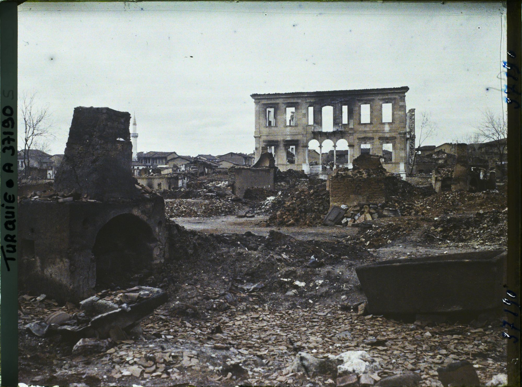 Image représentant Turquie, Ouchak, Ecole incendiée