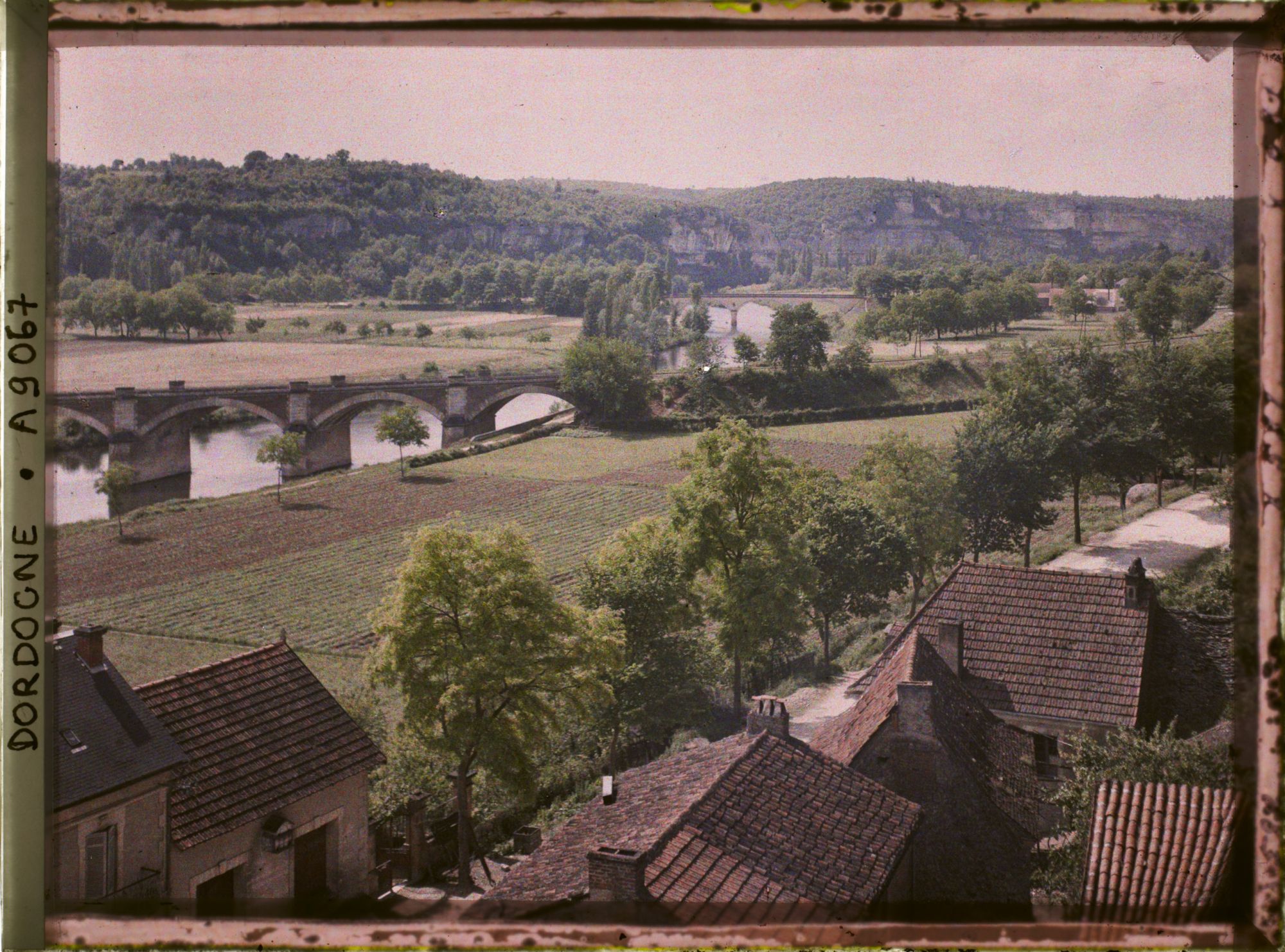 Image représentant France, Les Eyzies (Dordogne), Vue prise de la terrasse du Château s/ la vallée de la Vézère en amont, avec les 2 Ponts