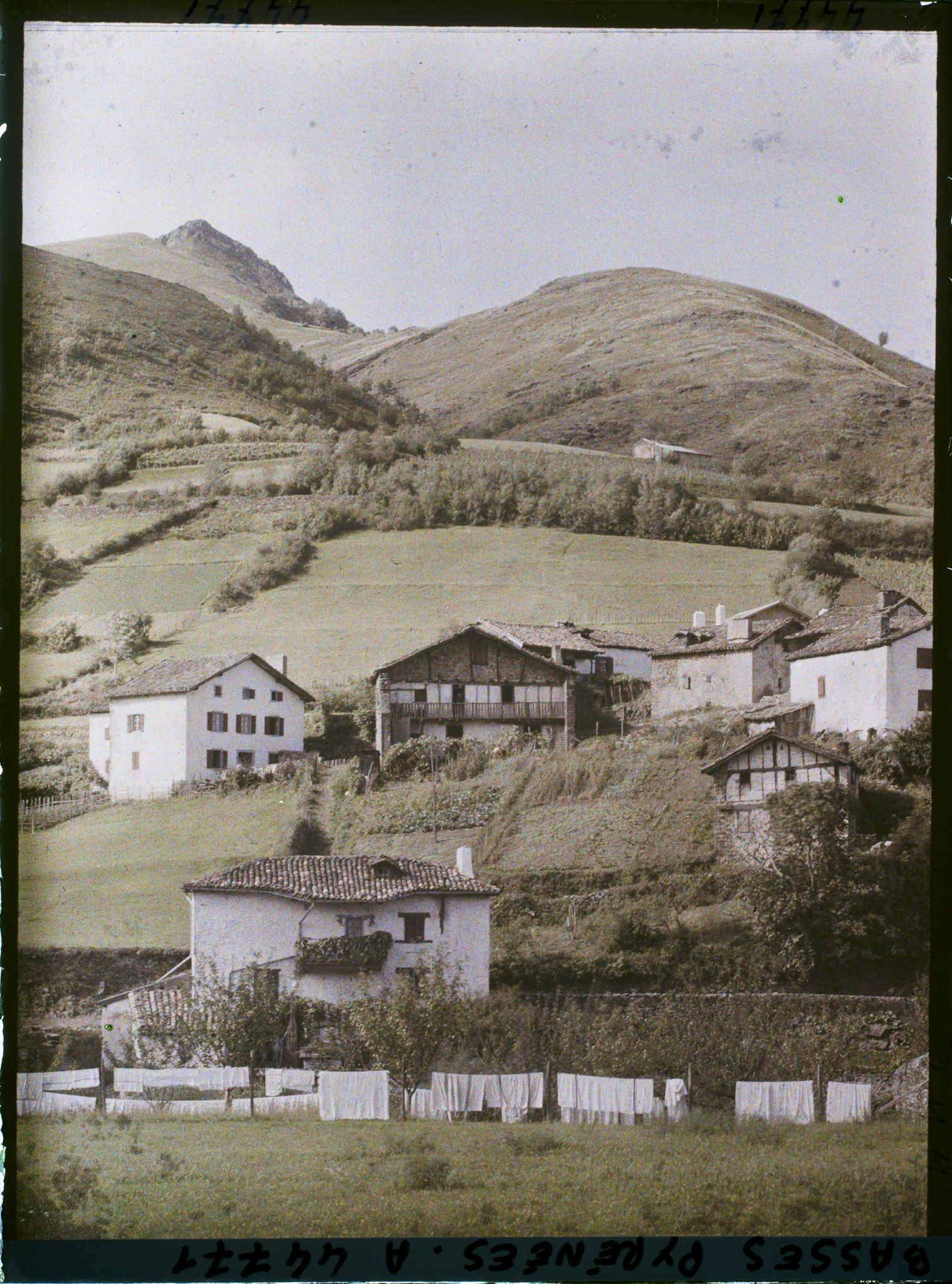 Image représentant France , St Etienne de Baigorry, Groupe de fermes dans la Montagne