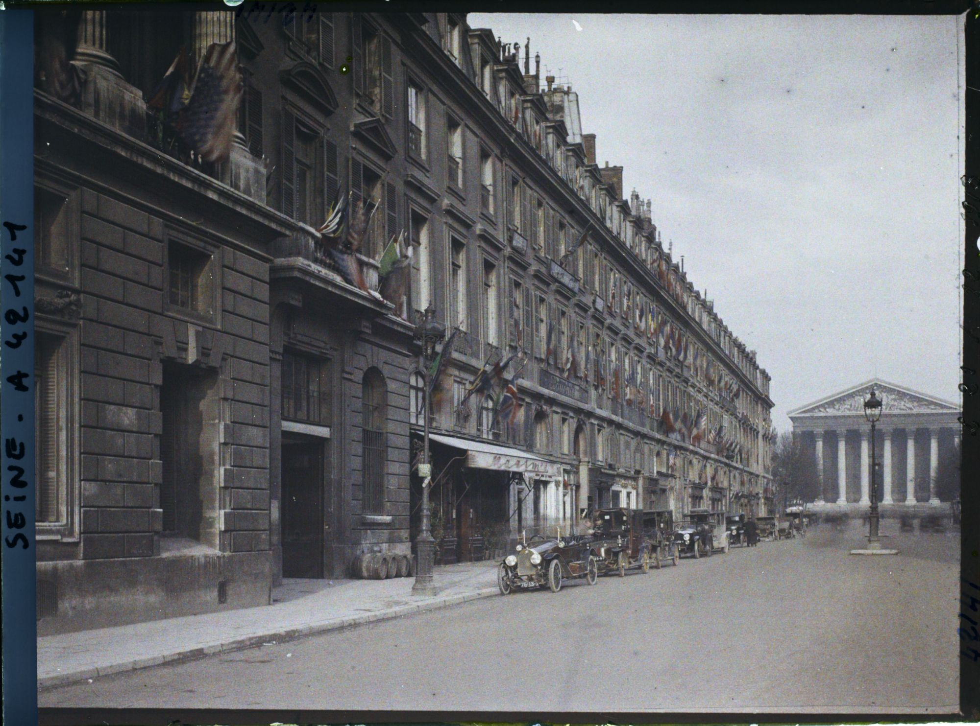 Image représentant La rue Royale et la Madeleine décorées des drapeaux alliés