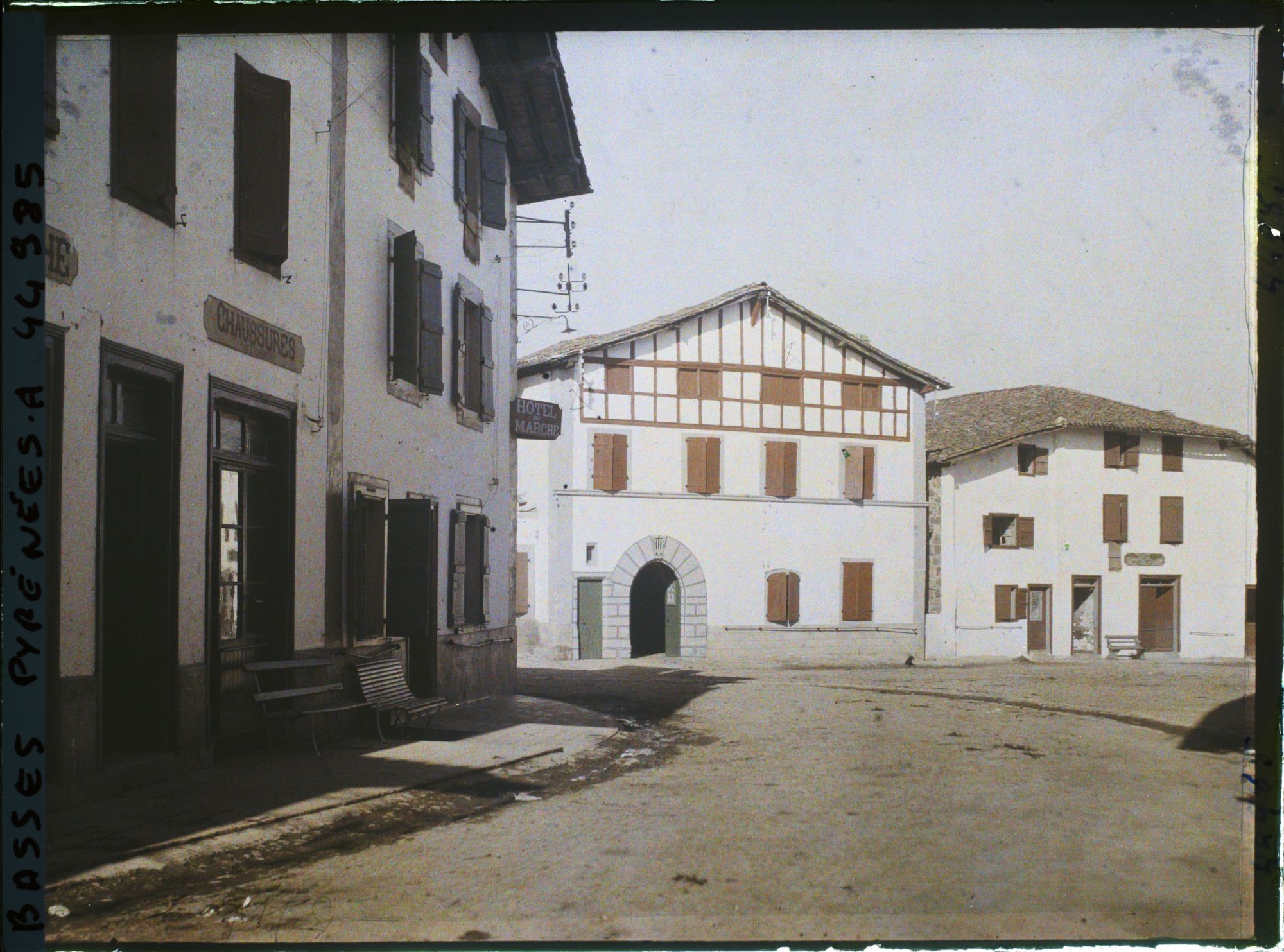 Image représentant France, Espelette, Dans le Village ensemble de maisons