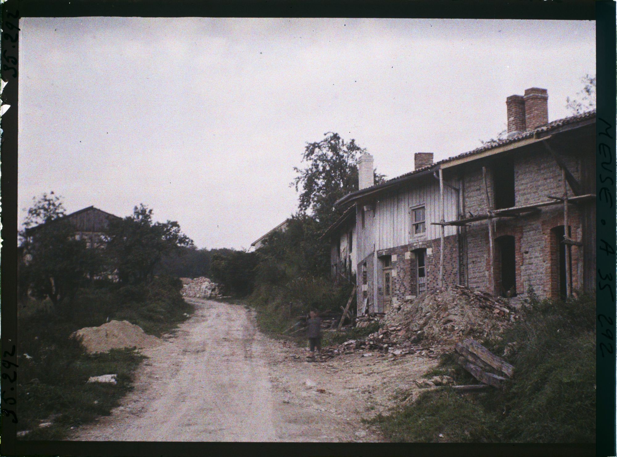 Image représentant France, La Chalade, Ruines sur la route Conduisant au bois de Bel Orme