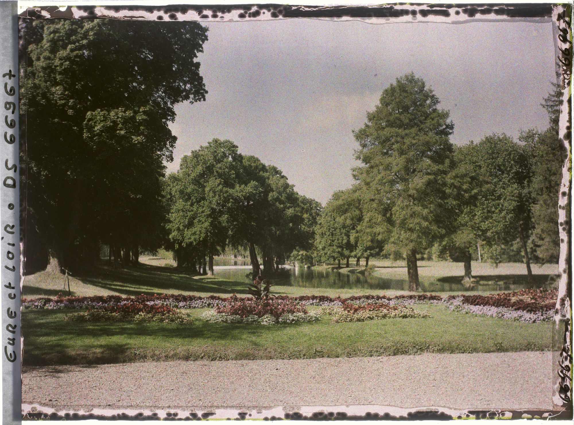 Image représentant Vue du parc du château avec un bras détourné de l'Eure
