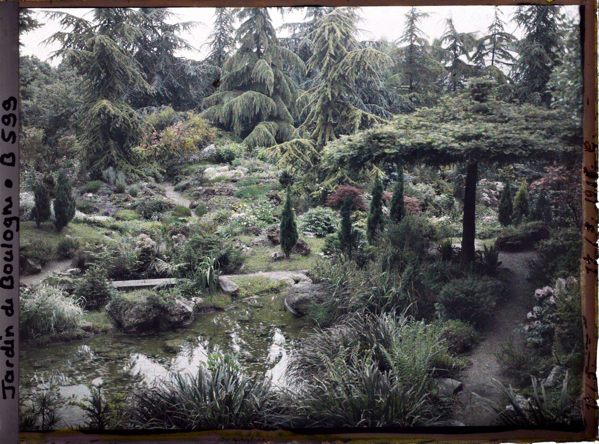 Image représentant Scène aquatique et rocaille fleurie du " sanctuaire japonais " situées non loin du temple shinto