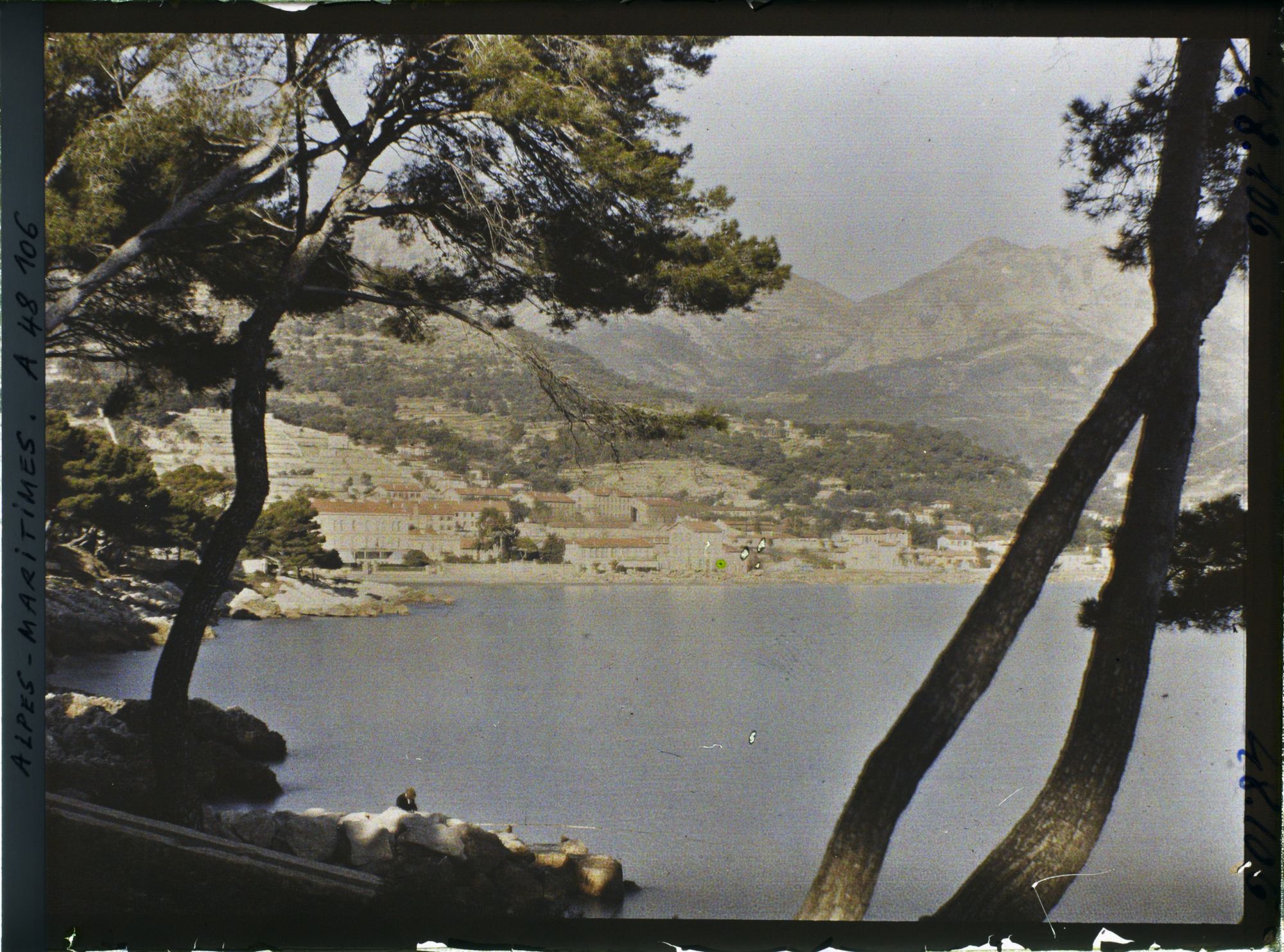 Image représentant Panorama du littoral menant vers Menton, vu depuis la promenade du cap Martin (embarcadère ?)