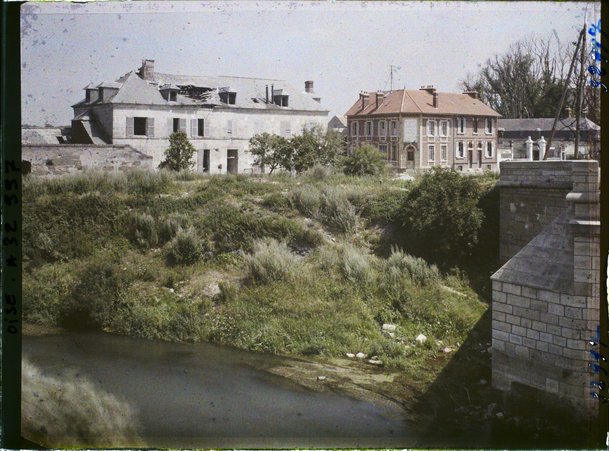 Image représentant France, Ourscamp, Une vue vers le bureau de poste reconstruit
