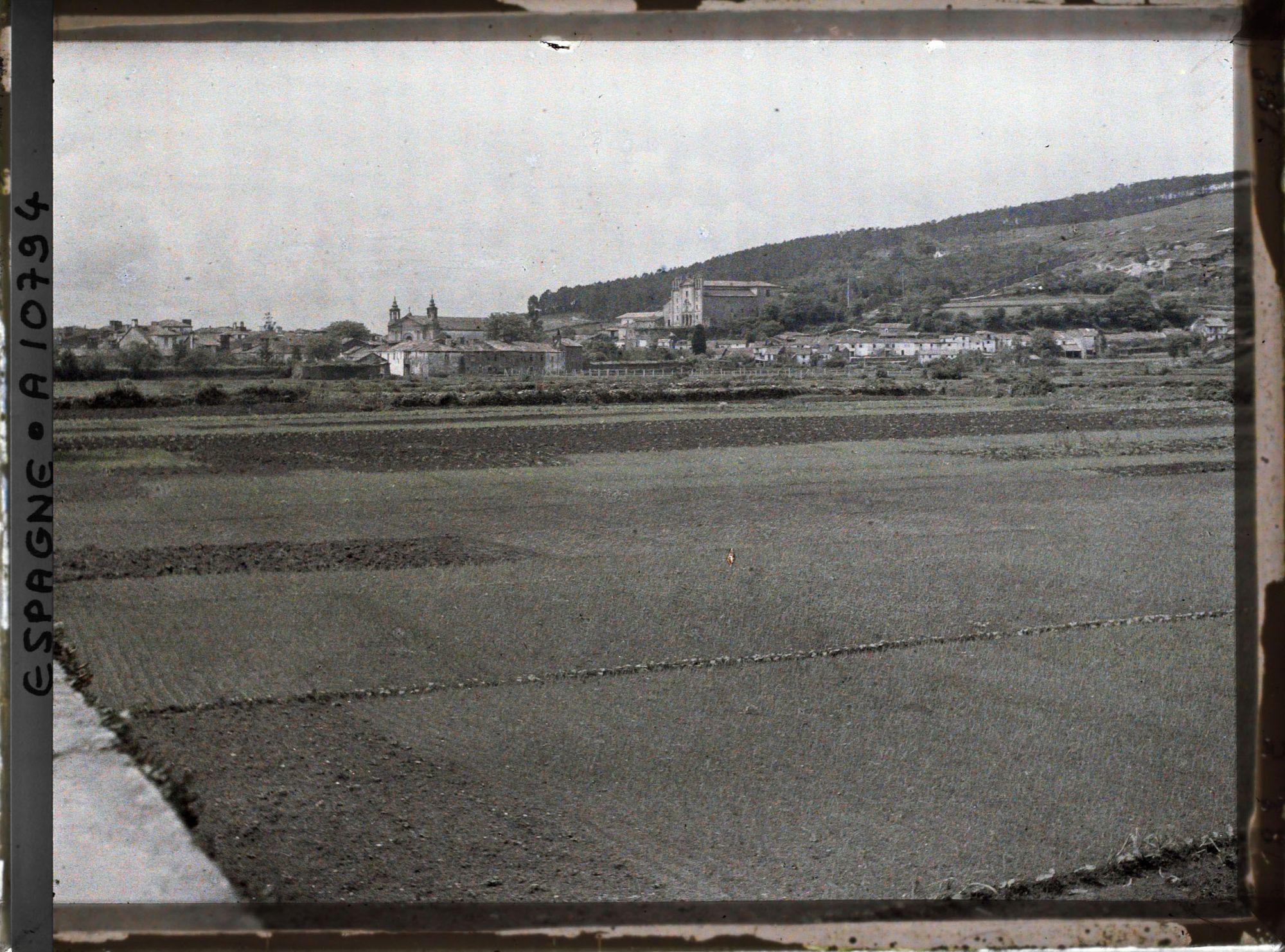Image représentant Espagne, Padron, L'ensemble de la petite ville de Padron avec le fond de la Ria ; terre noire très bien cultivée.