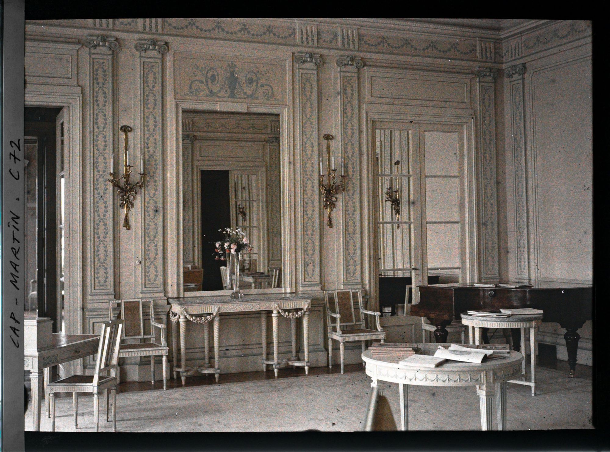 Image représentant Piano et secrétaire en partie ouest du salon d'honneur de la villa Kahn, encore appelée villa Zamir