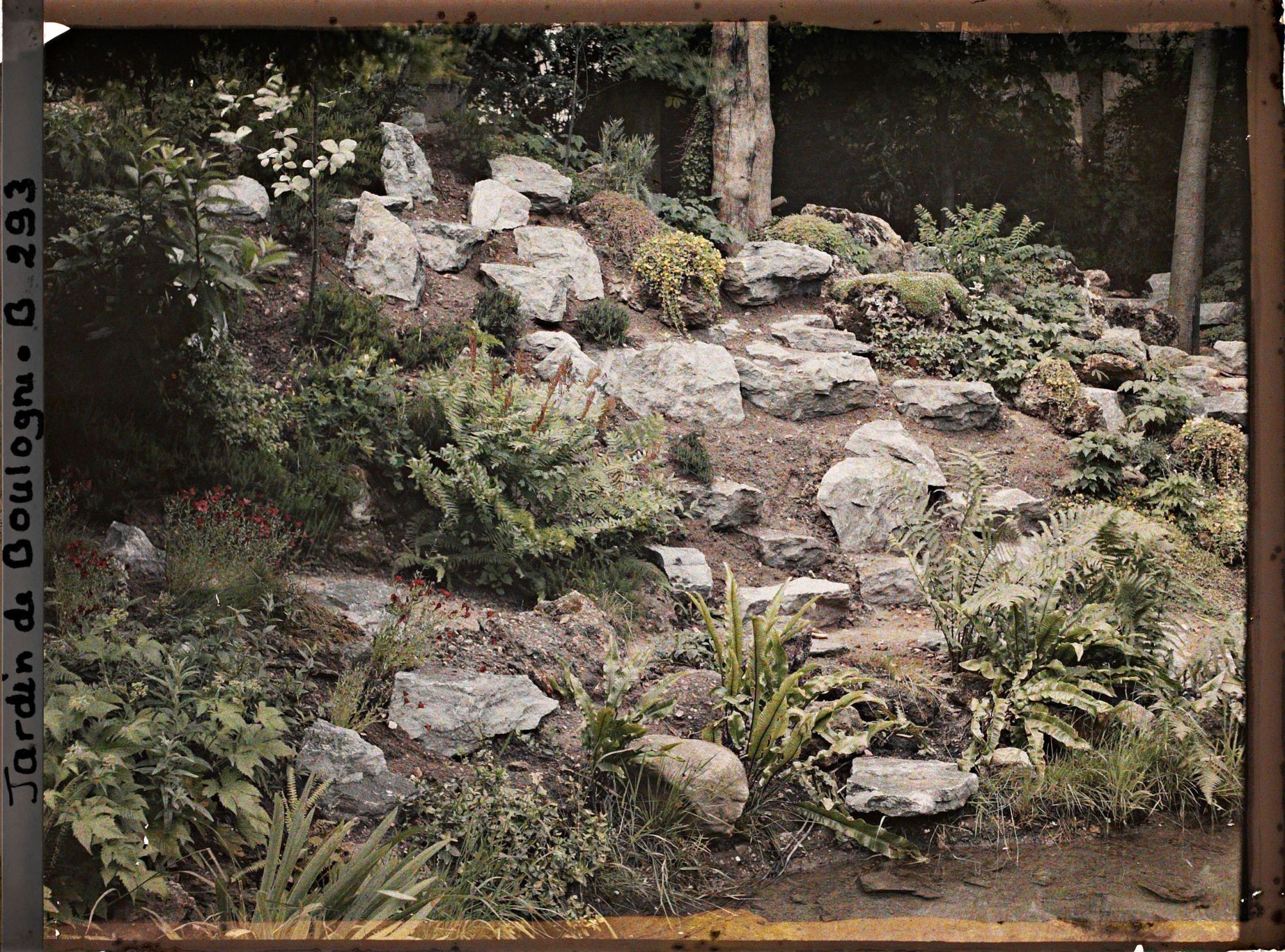 Image représentant Éboulis de pierres du " sanctuaire japonais " situé non loin de la façade de temple