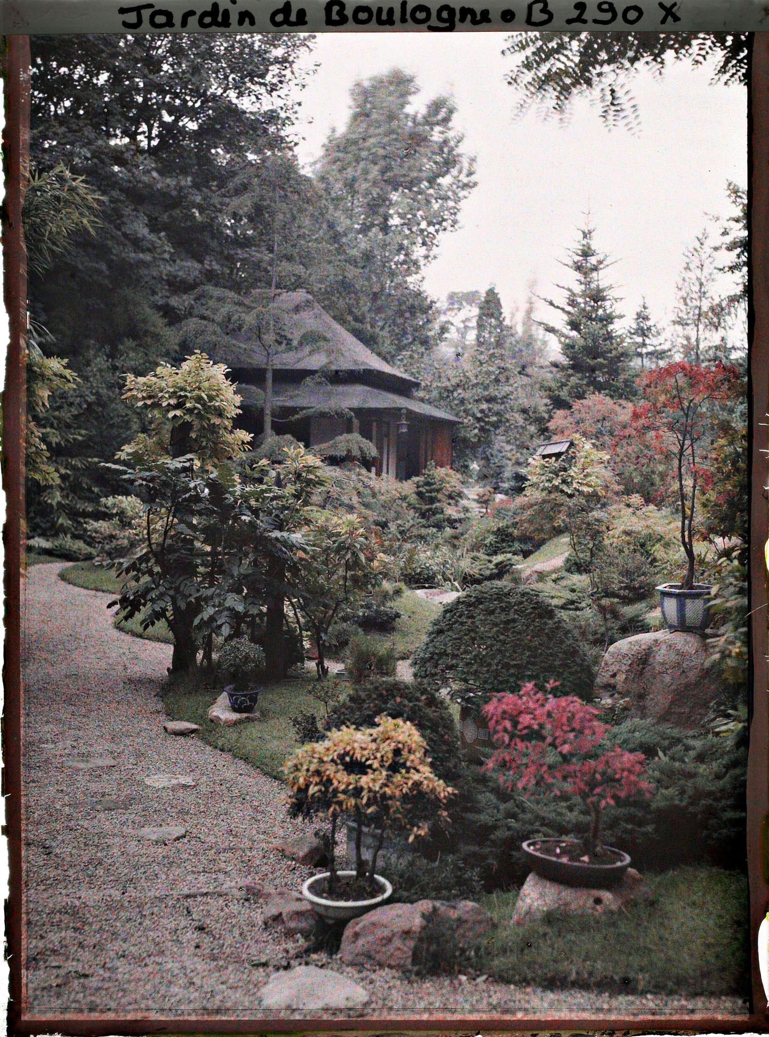 Image représentant Le " village japonais " vu depuis un croisement d'allées, proche de son entrée côté jardin anglais