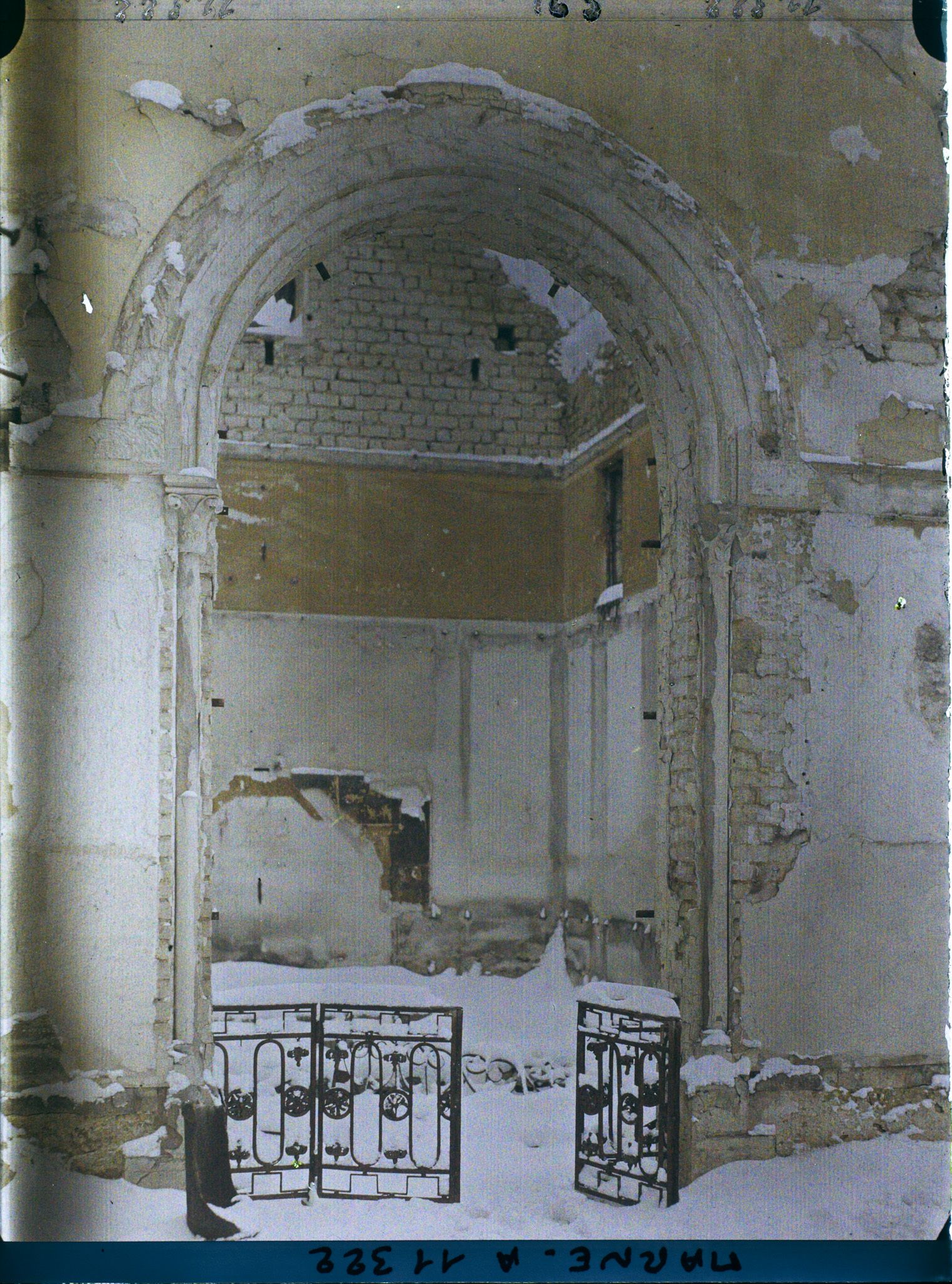 Image représentant Porte du couvent de la Réparation sous la neige