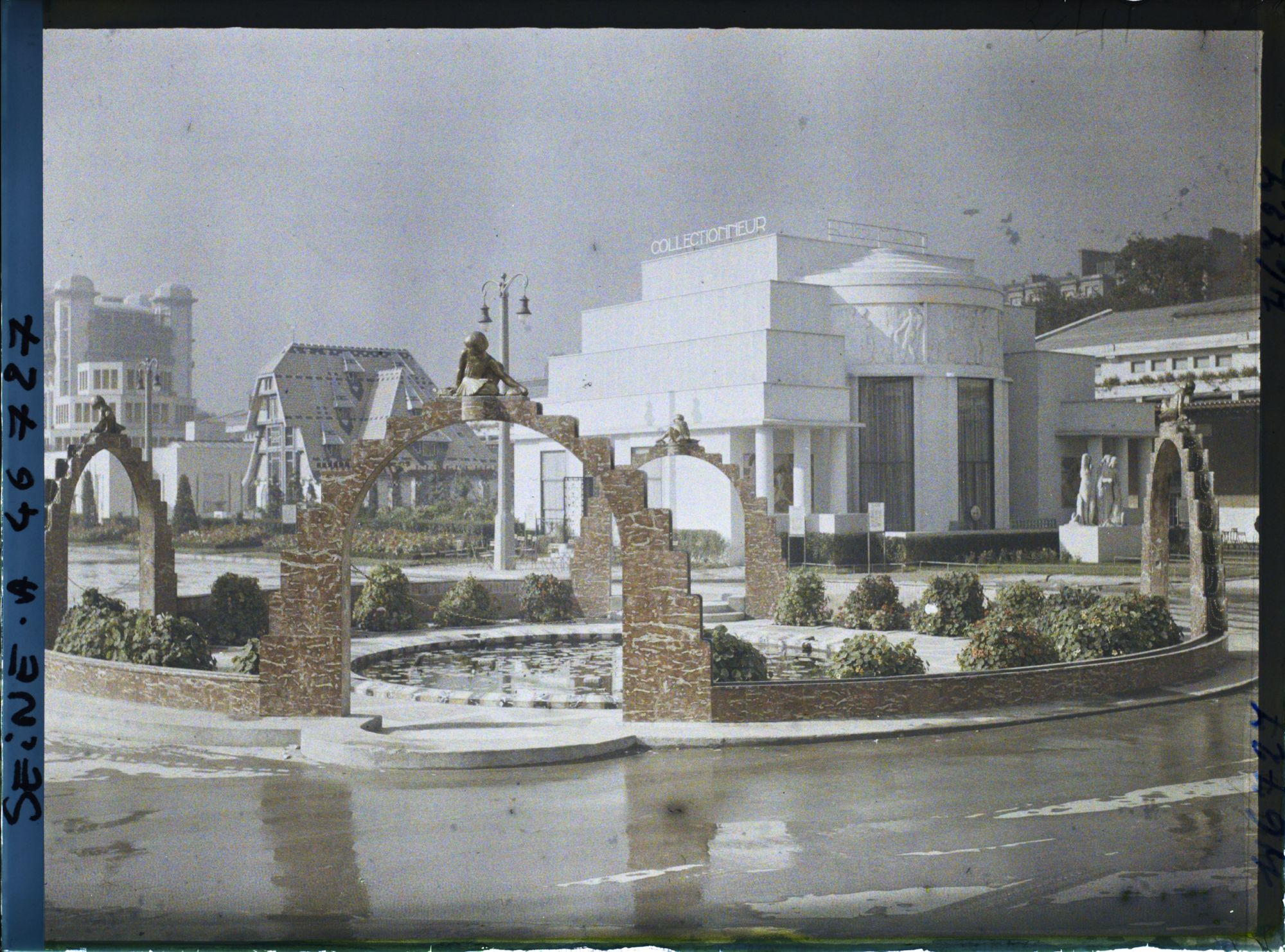 Image représentant L'exposition des arts décoratifs, le jardin de Laprade, devant le pavillon Ruhlmann