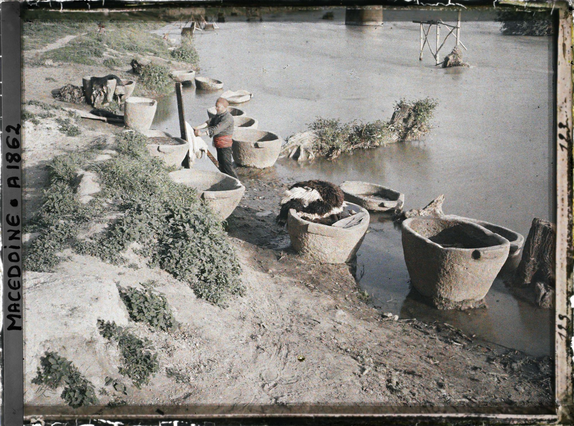 Image représentant Les cuves pour la tannerie, le long du Vardar