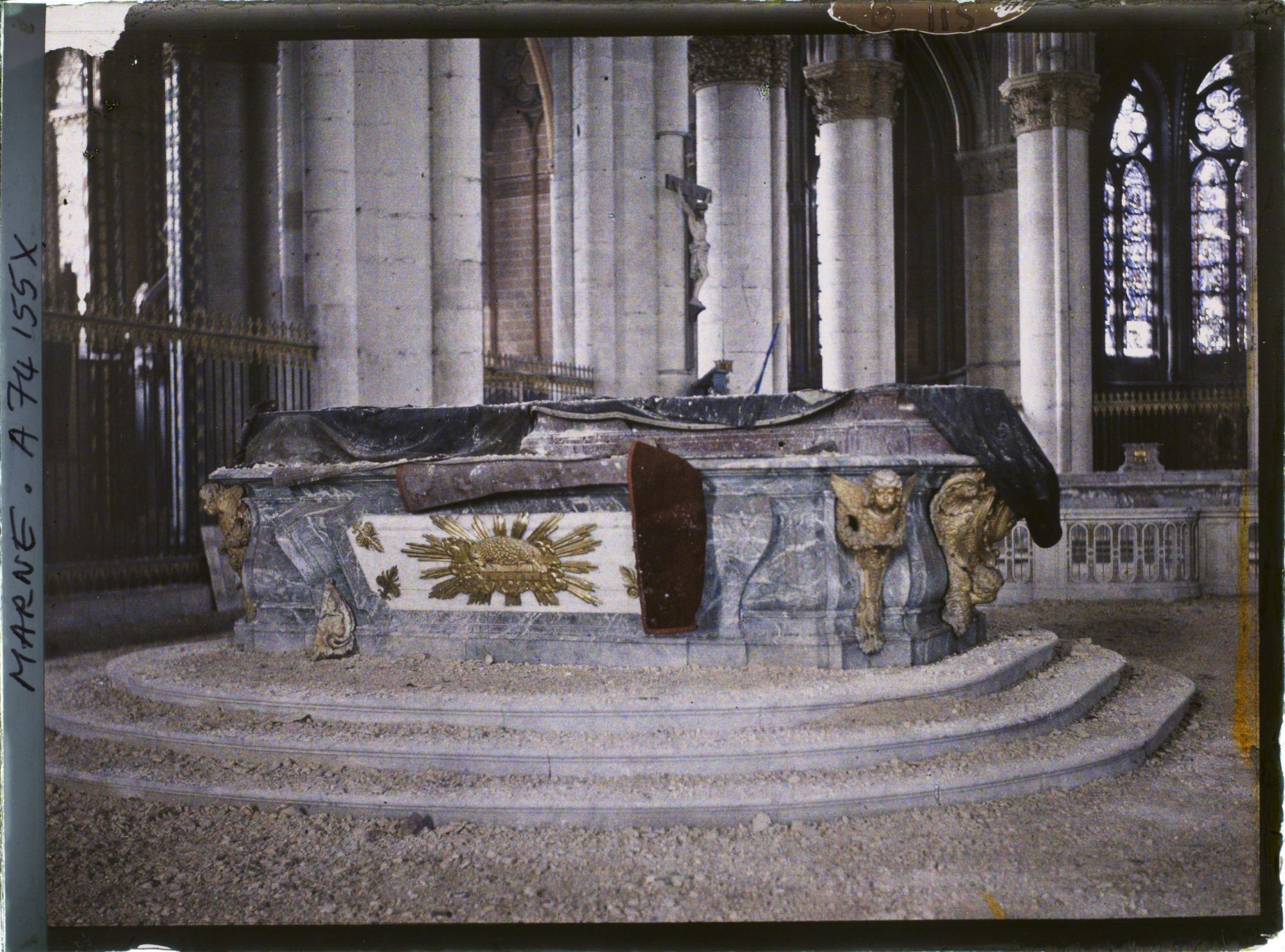 Image représentant Le choeur de la cathédrale avec le Maître-autel