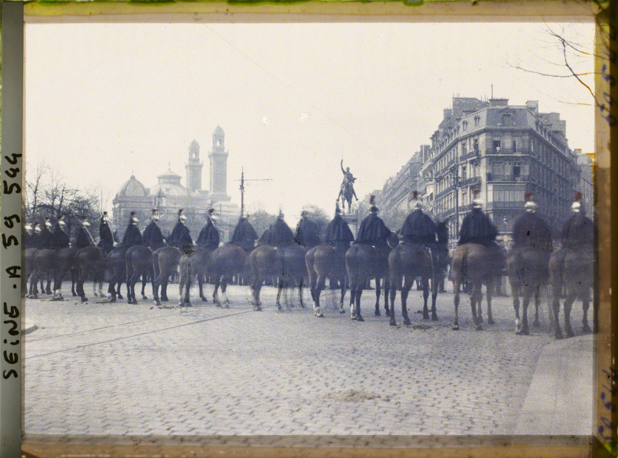 Image représentant Les funérailles de l'ambassadeur des États-Unis Myron Herrick place d'Iéna, devant la statue de Washington