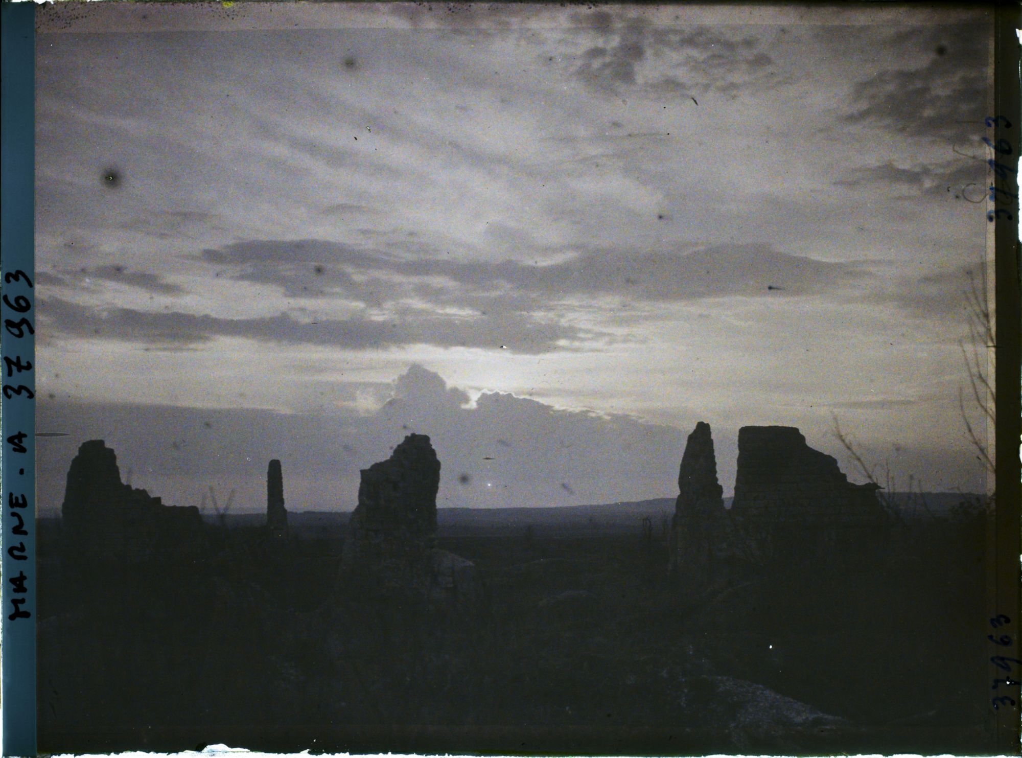 Image représentant France, Nauroy, Coucher de Soleil sur les ruines