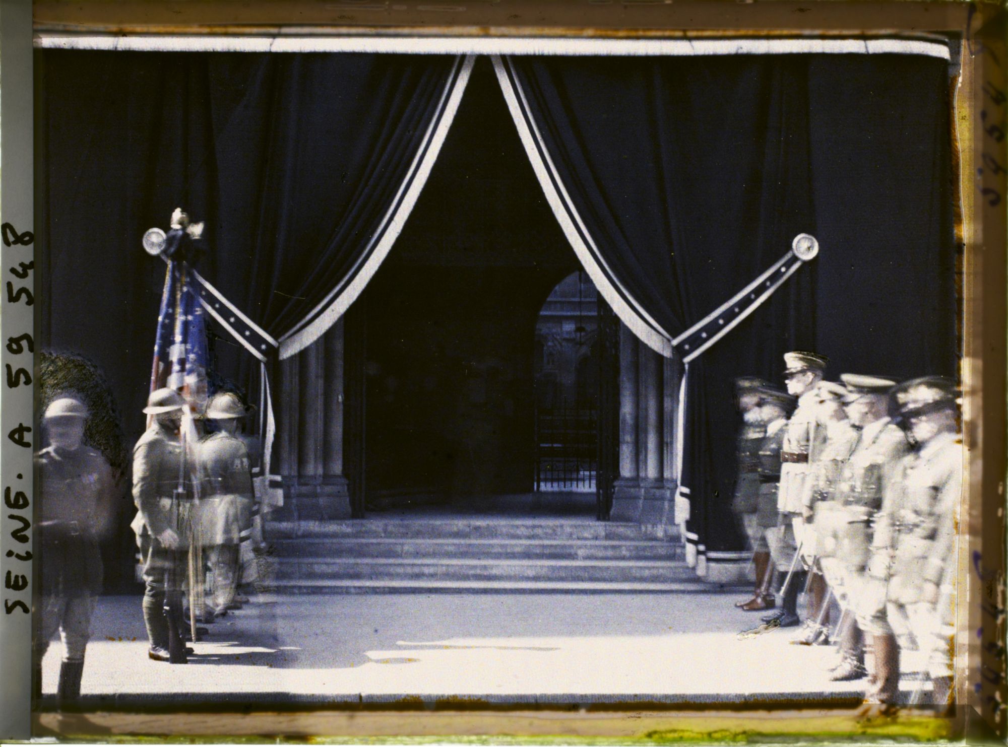 Image représentant Les funérailles de l'ambassadeur des États-Unis Myron Herrick, décoration de l'entrée de l'église américaine quai d'Orsay