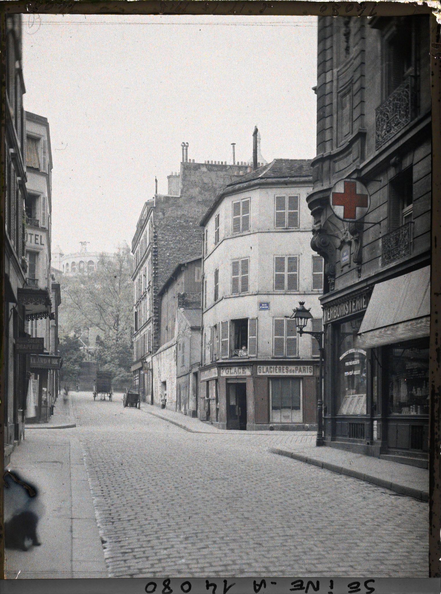 Image représentant La Sirène en haut de Montmartre, vue prise de la rue Seveste à l'angle de la rue d'Orsel