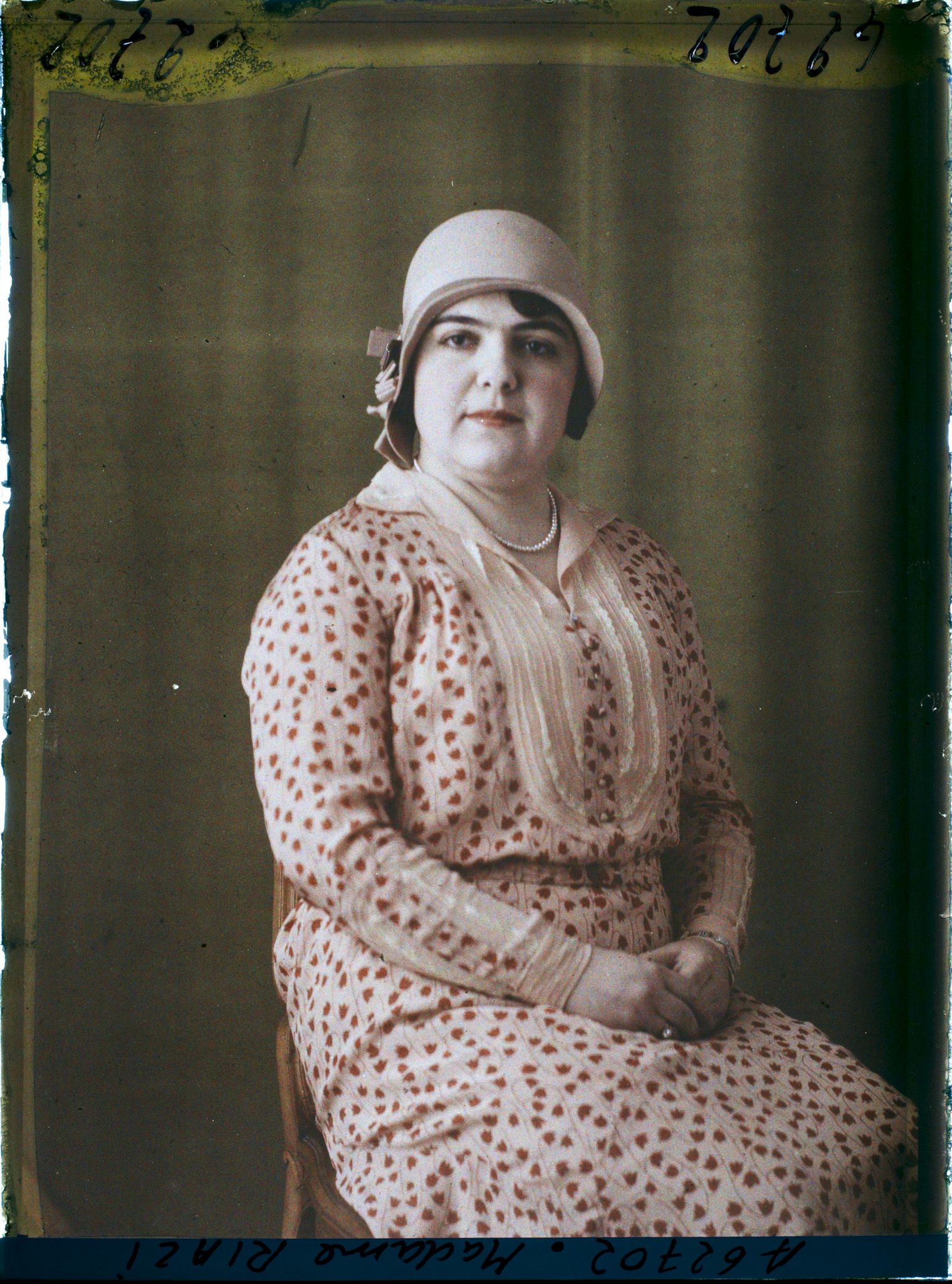 Image représentant https://musee-albert-kahn.s-museum.fr/home/NWQ2OTAwYzNmYjZlZTk1ZWQwODJmMjY4L2dlbmVyaWMtbm90aWNlLXRhYi9hdXRob3JpdHkvNjE3YTc5ZjVjZjhiODk2OGIzMzM3ZDIx/5d6900c3fb6ee95ed082f268/generic-notice-tab/authority/617a79ebcf8b8968b3337661 Madame Riazi