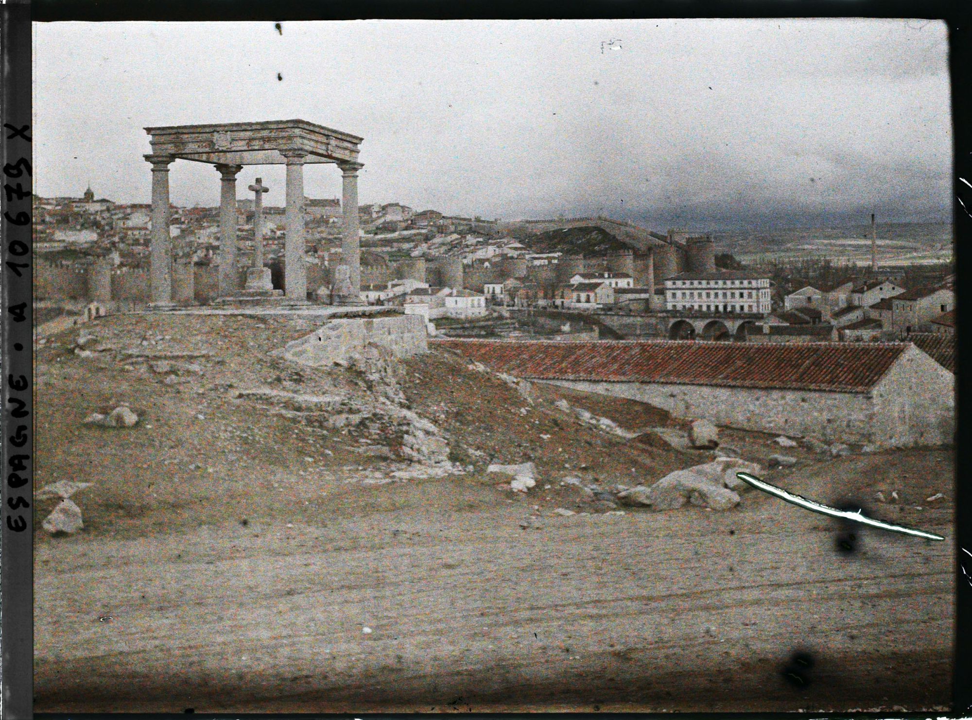 Image représentant Espagne, Avila, La Cruz de Los Cuadro Postes en avant (granite) et Avila dans le fond