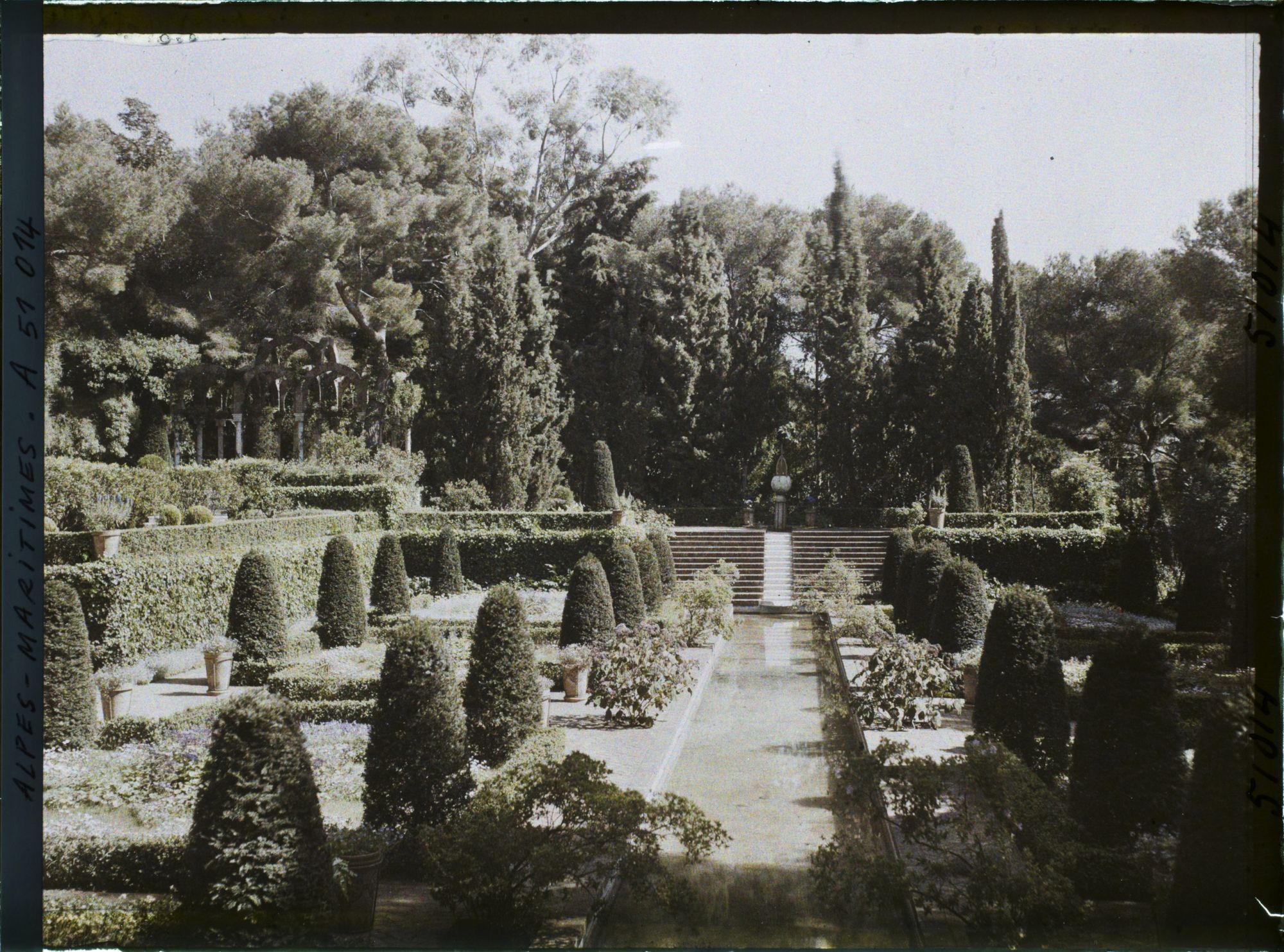 Image représentant Edifice sculpté, proche du jardin persan de la villa Cypris vu en direction de l'Est