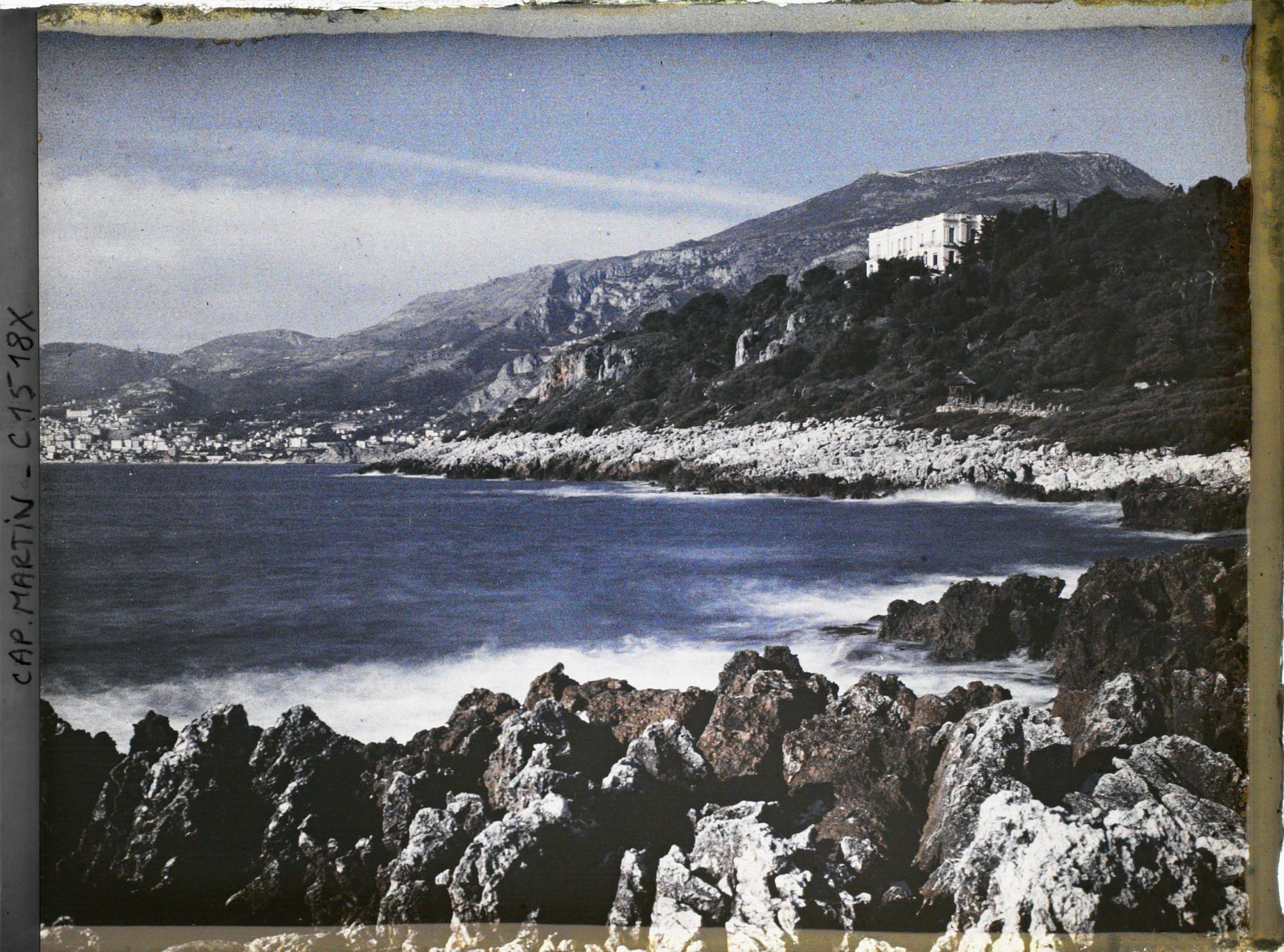 Image représentant La villa Kahn dite villa Zamir, vue des rochers de la pointe du cap et Monte-Carlo à l'arrière-plan