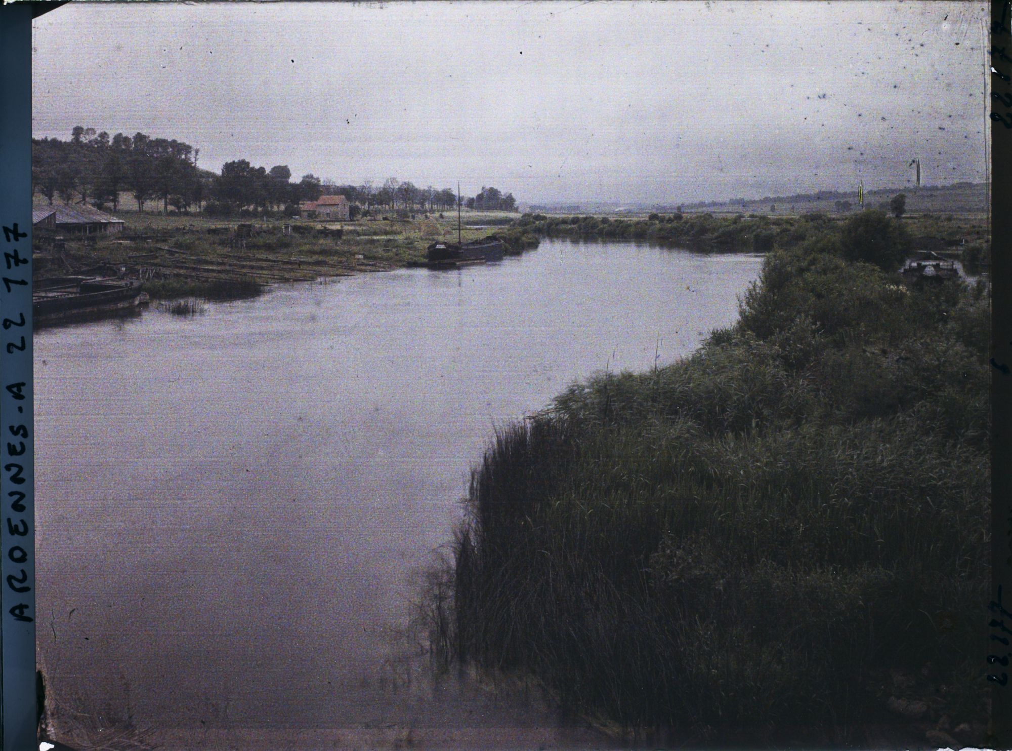 Image représentant La Meuse en aval du pont