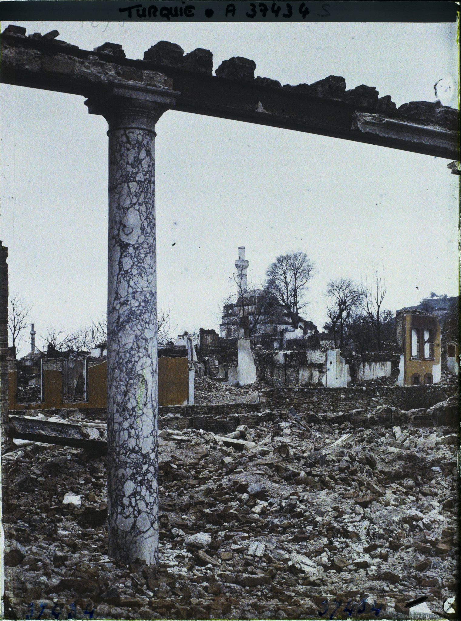 Image représentant Turquie, Aidin, Ruines du Konak vers les ruines de Veissy-Pacha