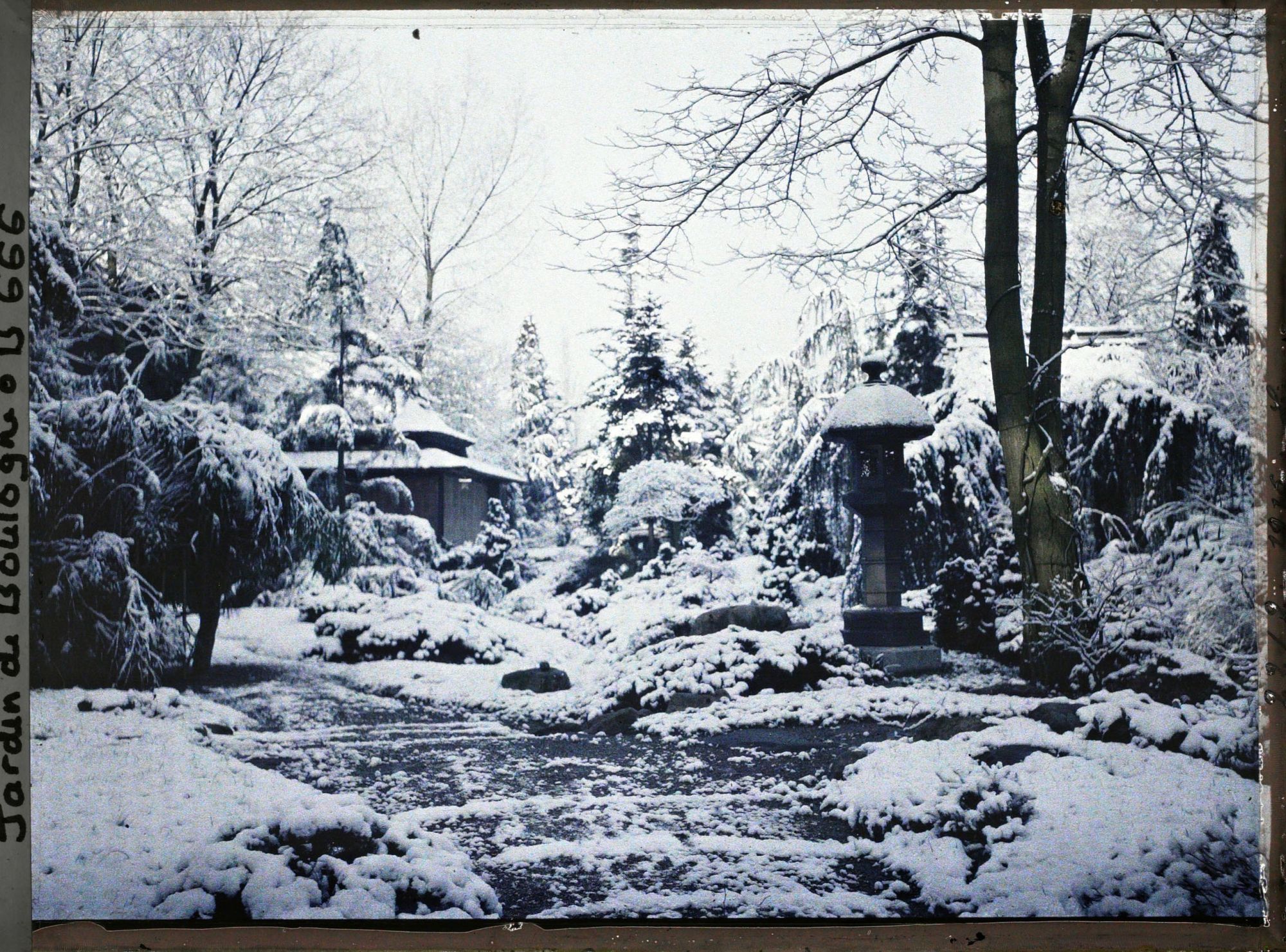 Image représentant Le " village japonais " sous la neige, vu depuis son entrée, côté jardin anglais