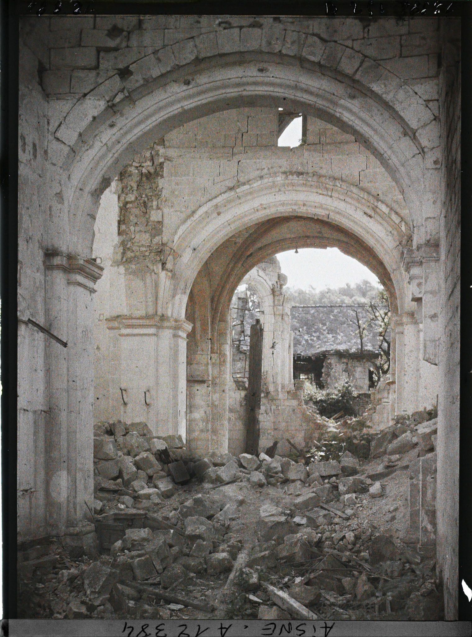 Image représentant Intérieur de l'église Saint-Martin en ruine