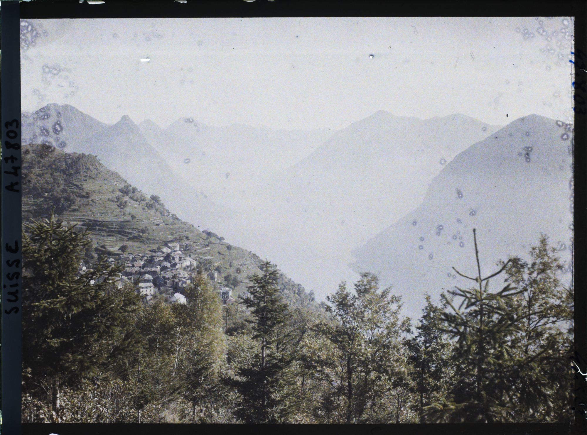 Image représentant Le village de Brè vu du chemin qui mène au Monte Brè et le lac de Lugano