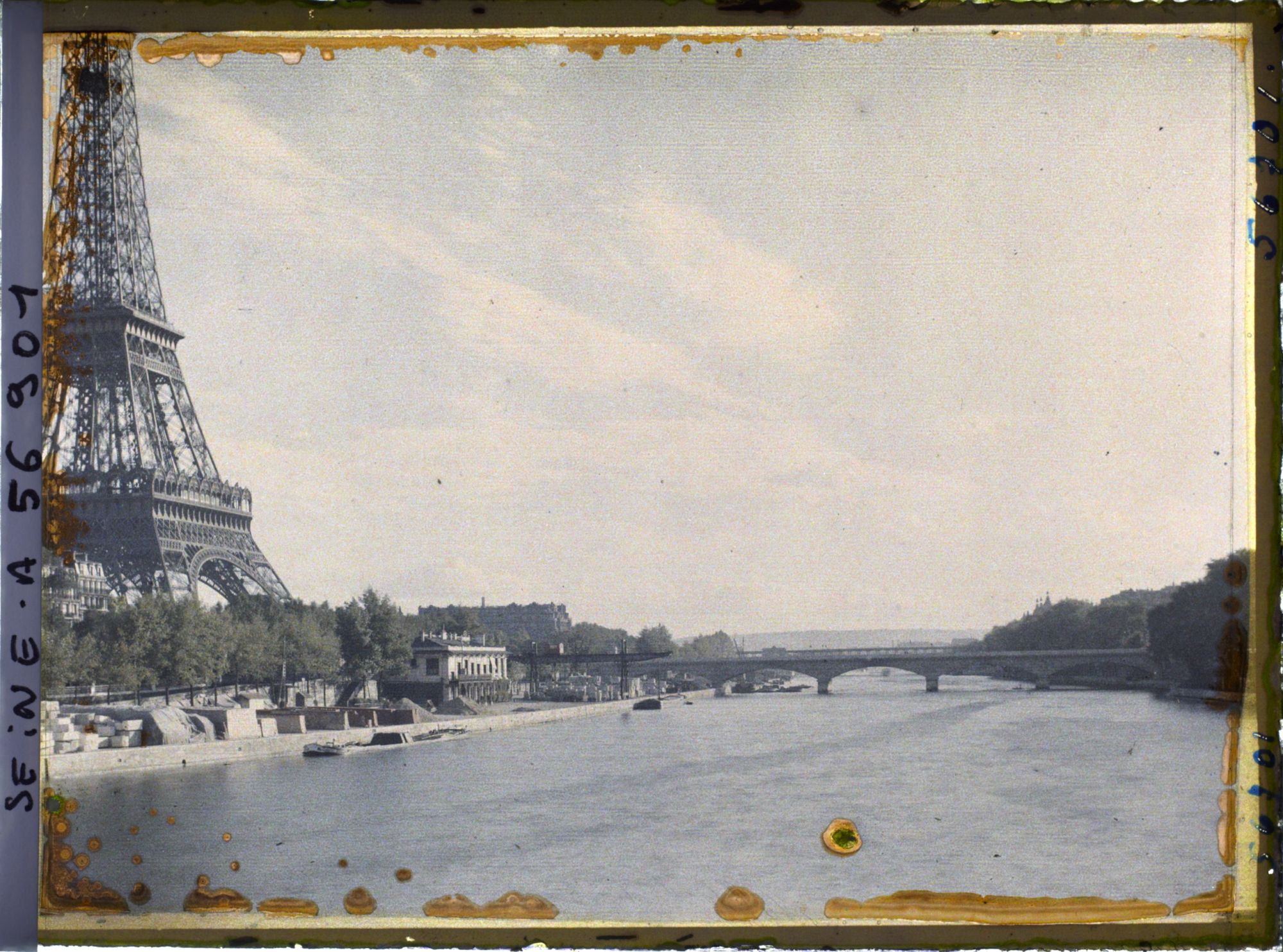 Image représentant Le ciel de Paris le jour de la signature du pacte Briand-Kellogg (vue sur le pont d'Iéna et la tour Eiffel depuis la passerelle Debilly)
