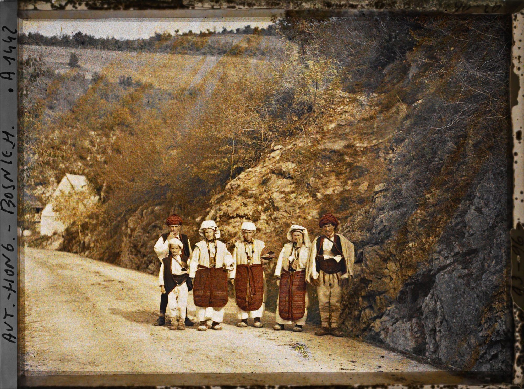Image représentant Groupe de femmes et d'hommes sur la route de la Pliva