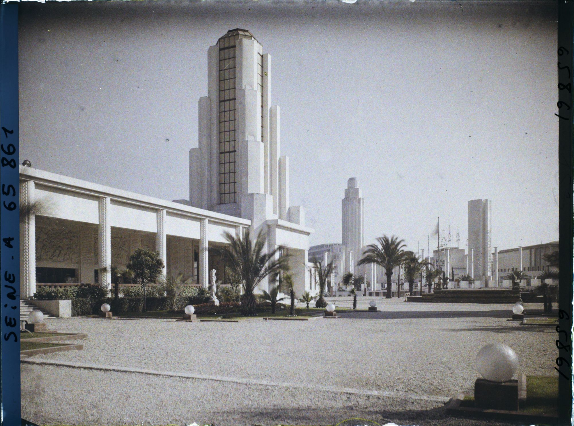 Image représentant L'Exposition Coloniale Internationale de 1931, la Cité des Informations, vue prise en direction de l'entrée de l'exposition