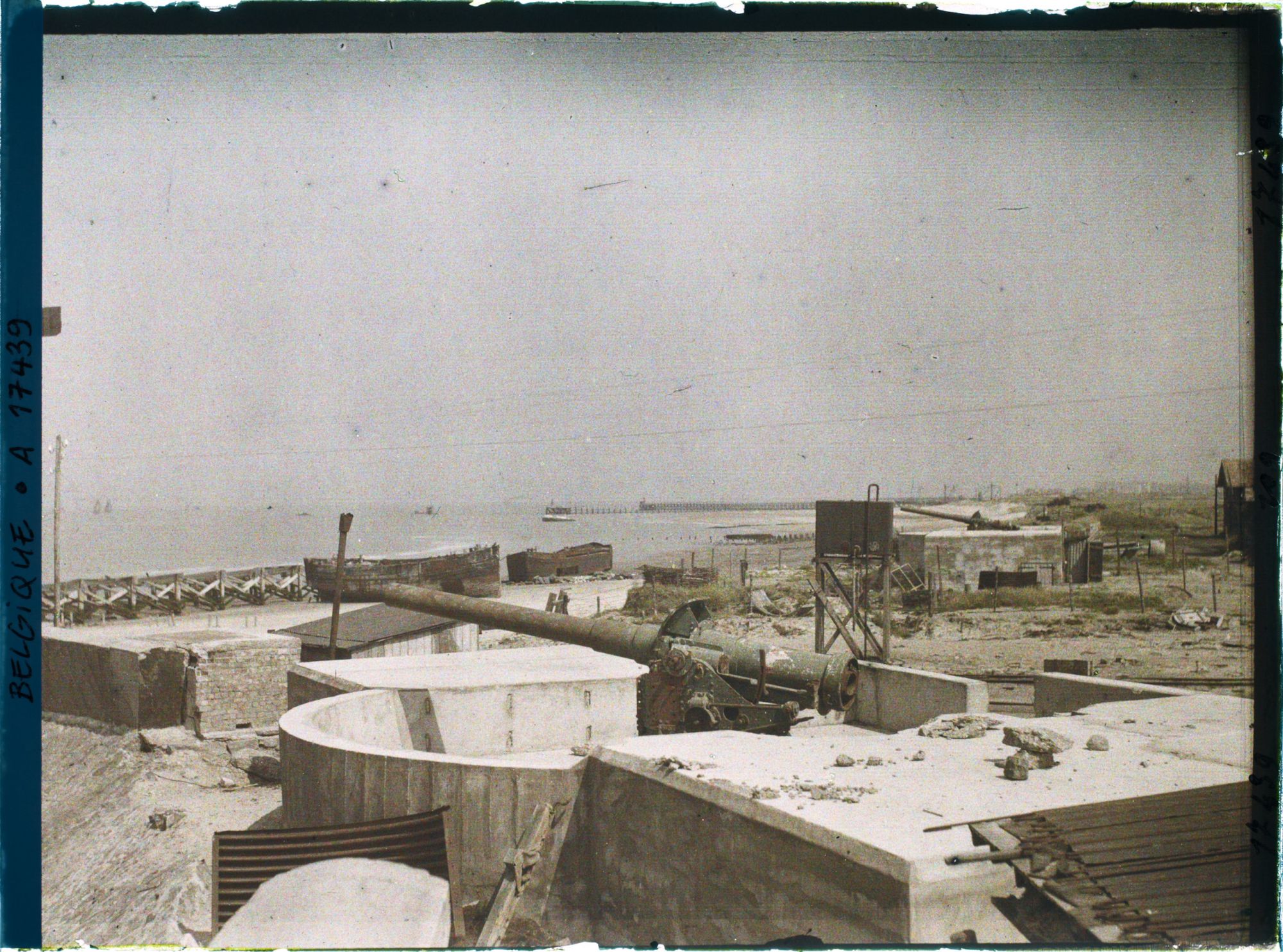 Image représentant Belgique, Zee Brugge, L'Entrée du Môle ; les Canons