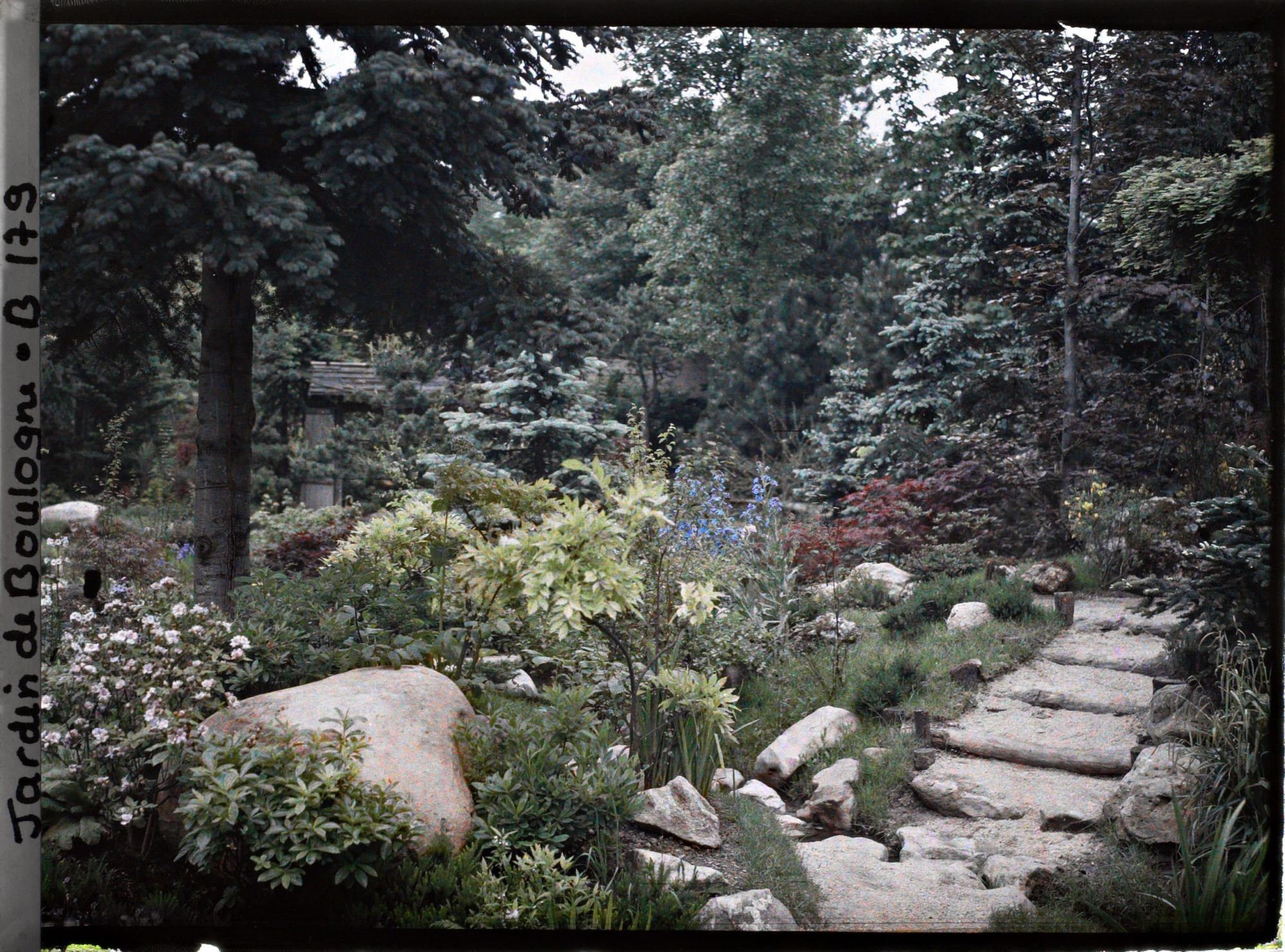 Image représentant Coin du " sanctuaire japonais " proche de la façade de temple et de la porte d'accès au " village japonais "