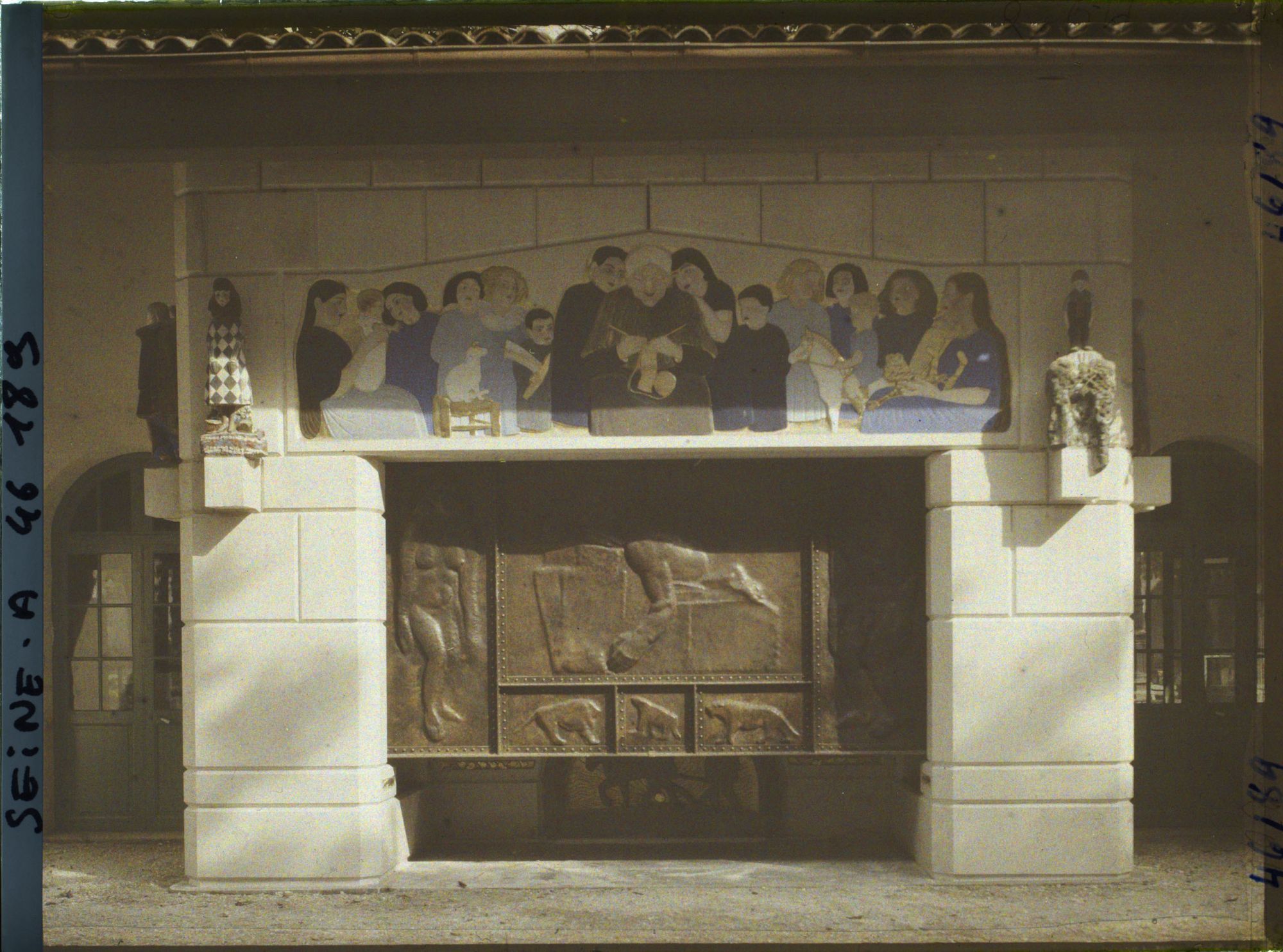 Image représentant L'Exposition des arts décoratifs, Pavillon de Provence, sur le cours-la-Reine, cheminée de Dardé dans la cour du mas