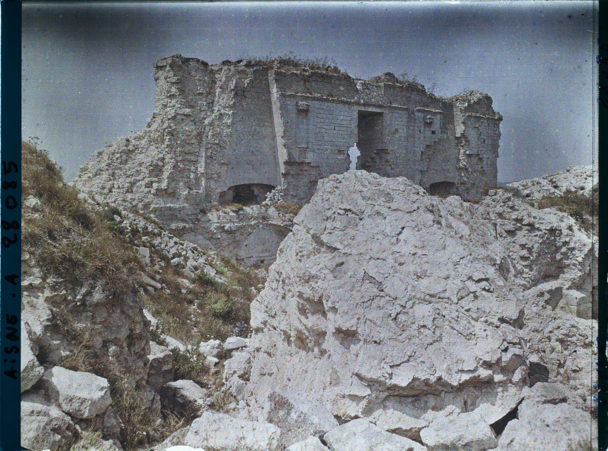 Image représentant France, Coucy-le-Château, Un des blocs de la maçonnerie du Donjon