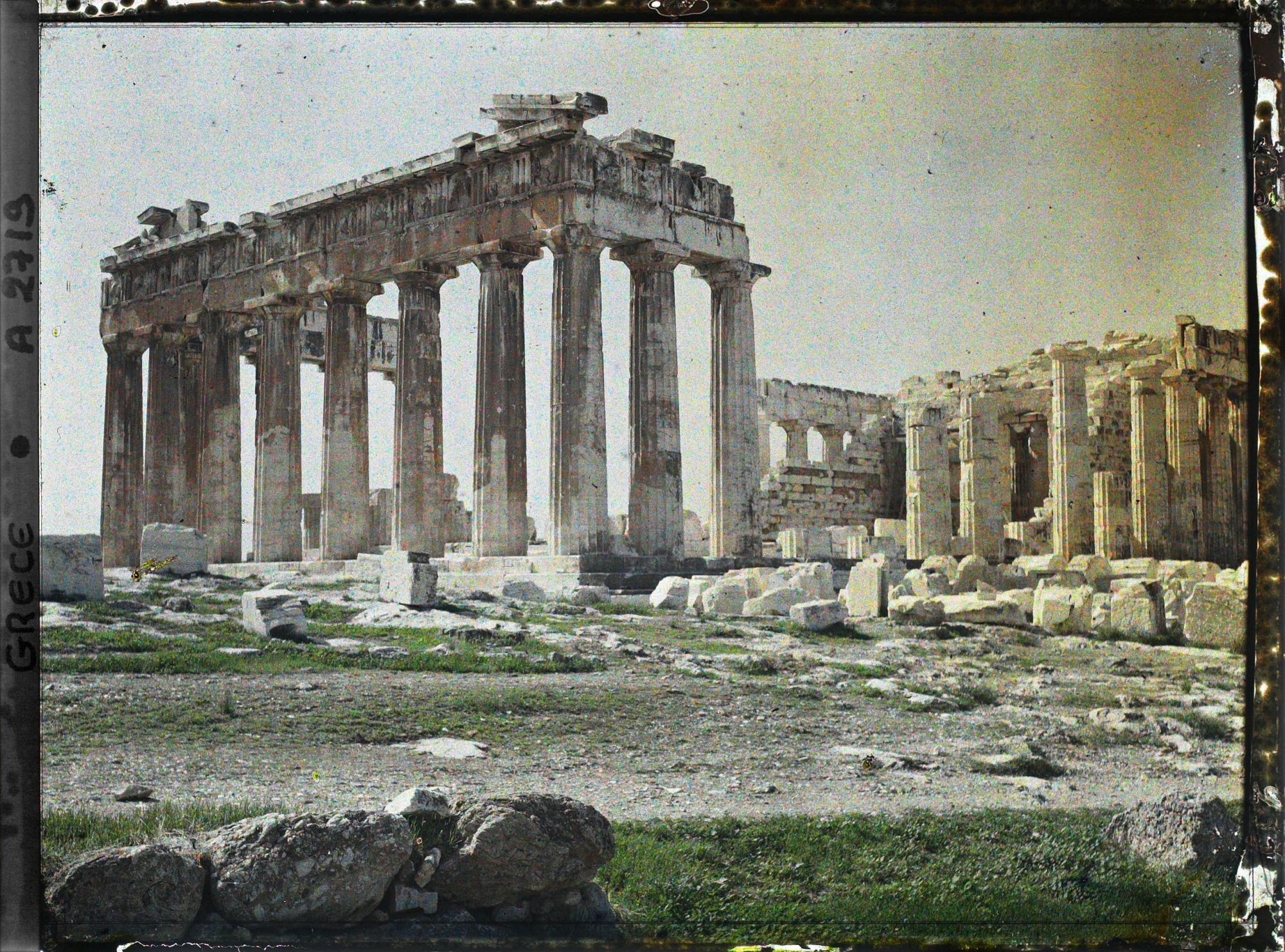 Image représentant Sur l'Acropole, le Parthénon. Vue d'ensemble (avec les vestiges de la colonnade extérieure) du côté est (celui du Pronaos ou portique d'entrée)