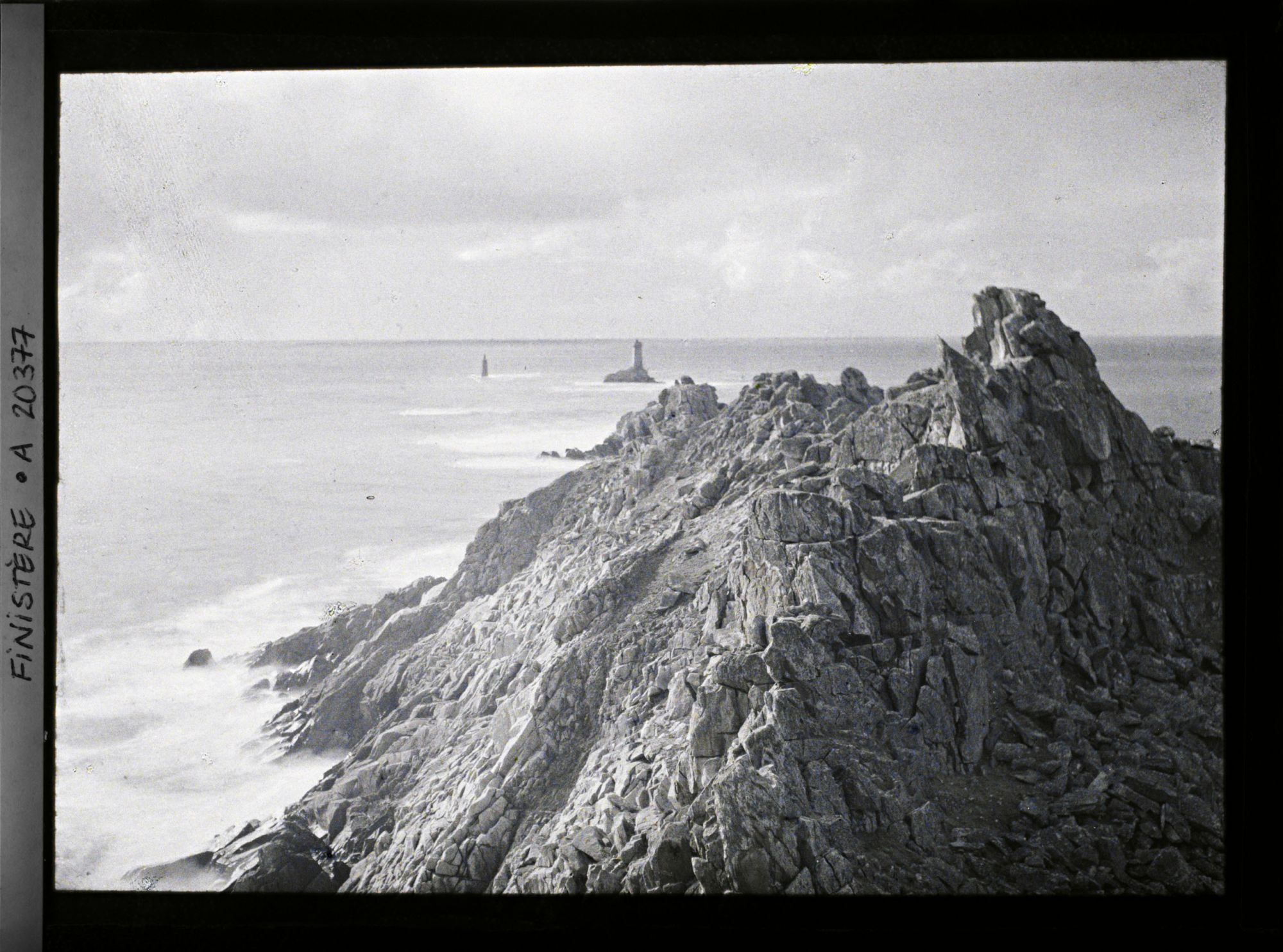 Image représentant Devant la Pointe du Raz, le phare de la Vieille et la tourelle de la Plate
