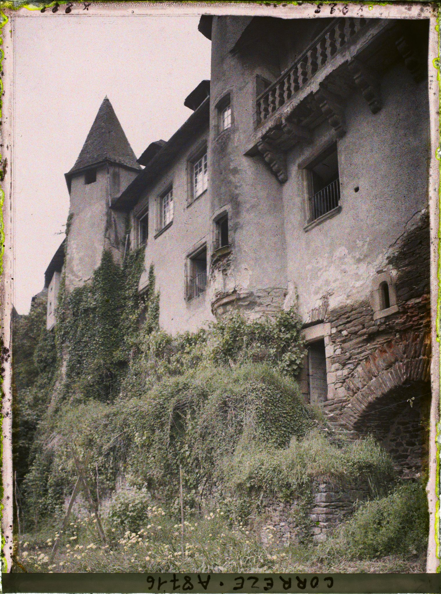 Image représentant La façade côté jardin de la maison des écoles de la rue de la Justice, vue prise depuis l'actuel avenue du général de Gaulle