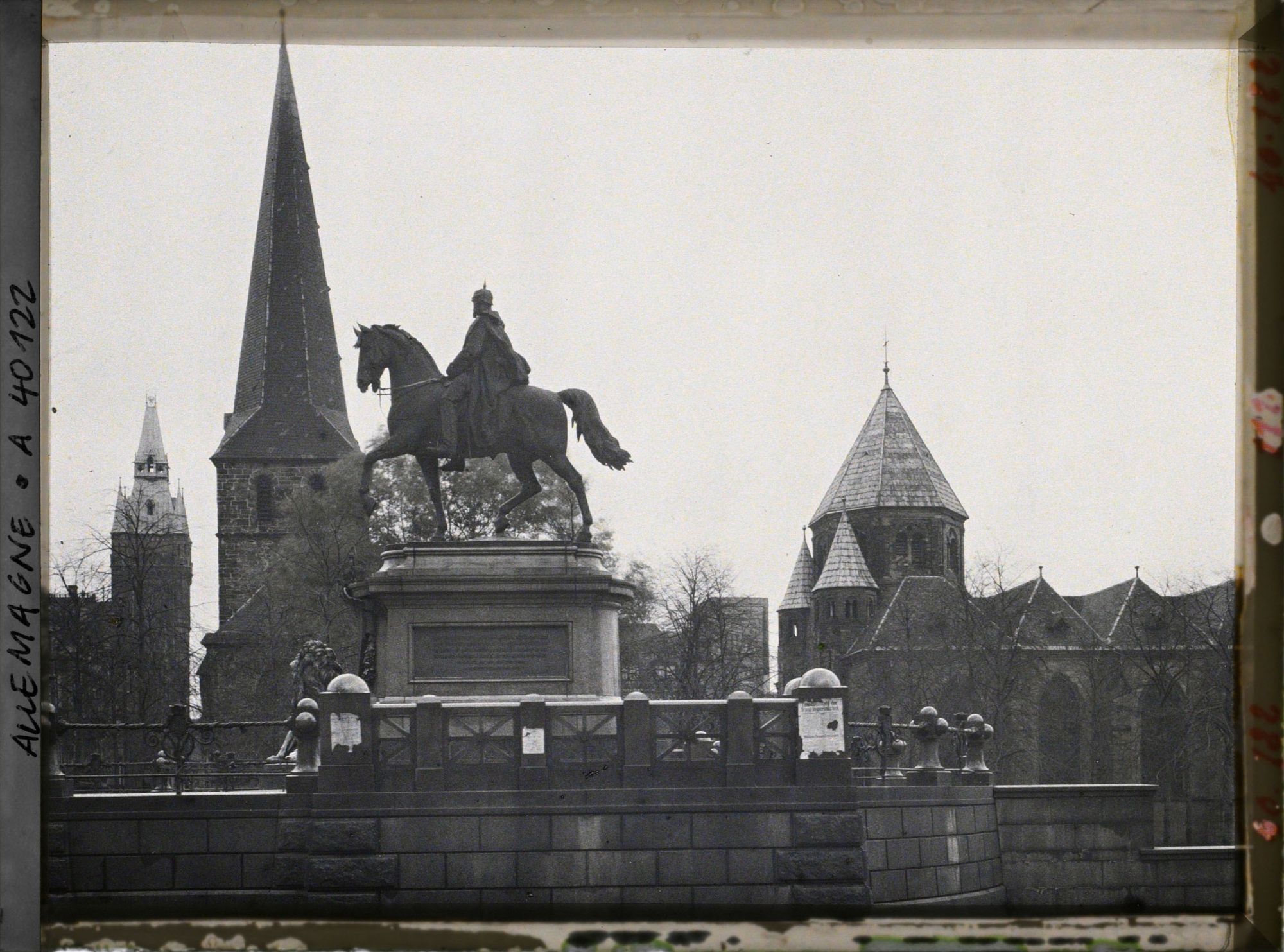 Image représentant Prusse , Essen, Cathédrale et Statue de Guillaume le Grand