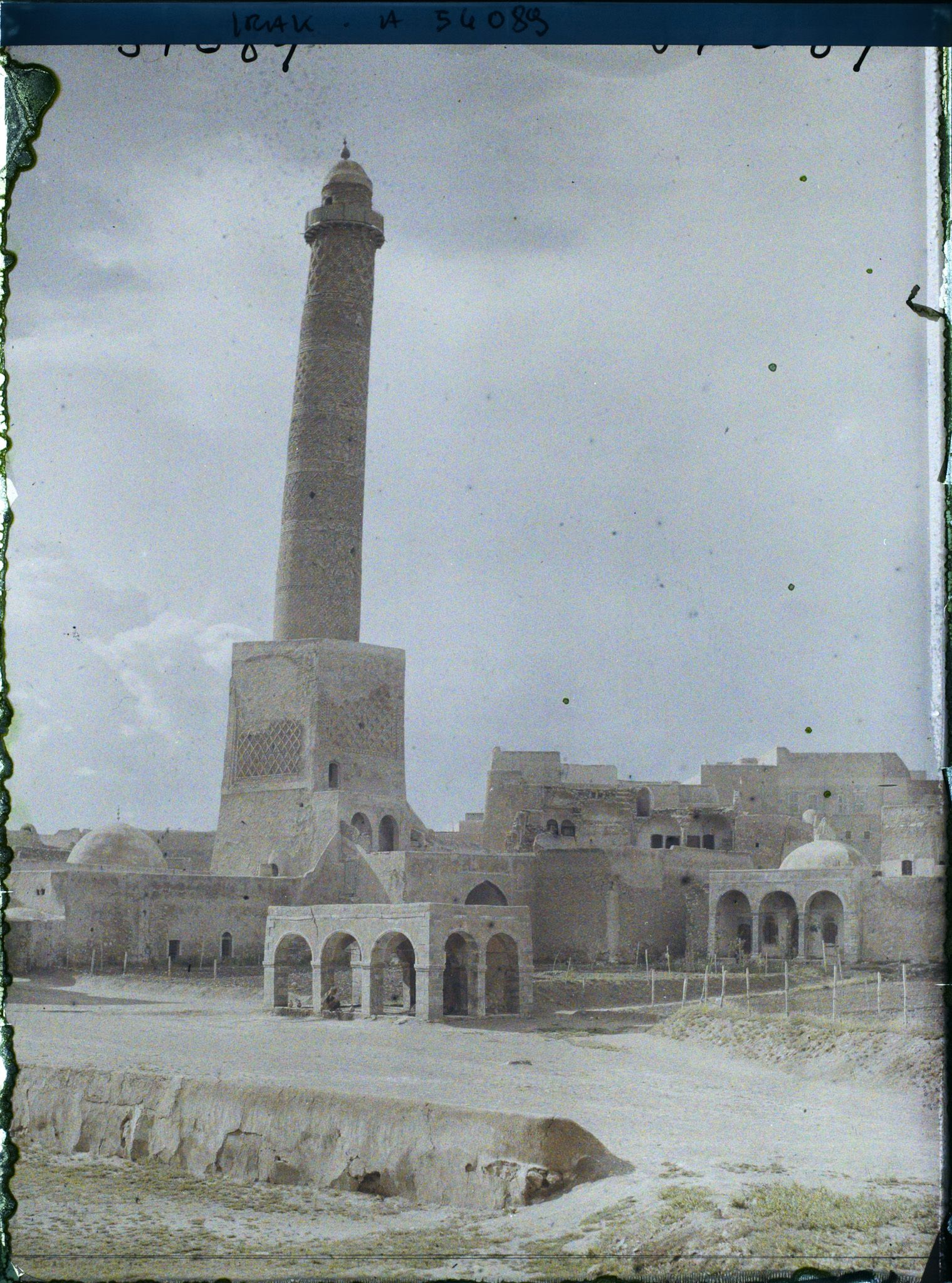 Image représentant Le minaret Al-Hadba de la grande mosquée omeyyade, à côté de la Grande Mosquée d'Al-Nouri