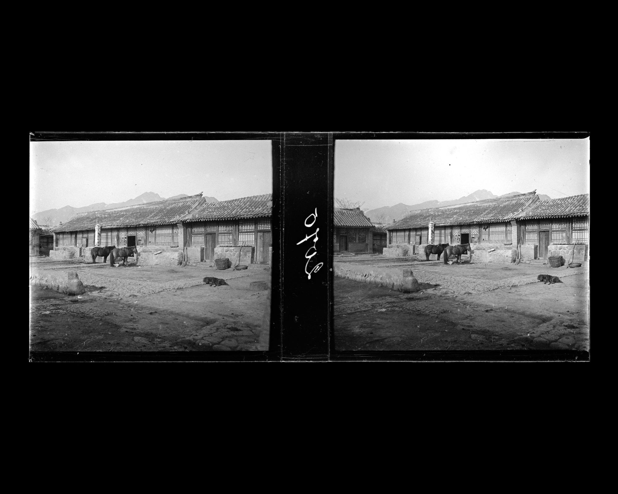 Image représentant Une rangée de bâtiments en retrait de la voie