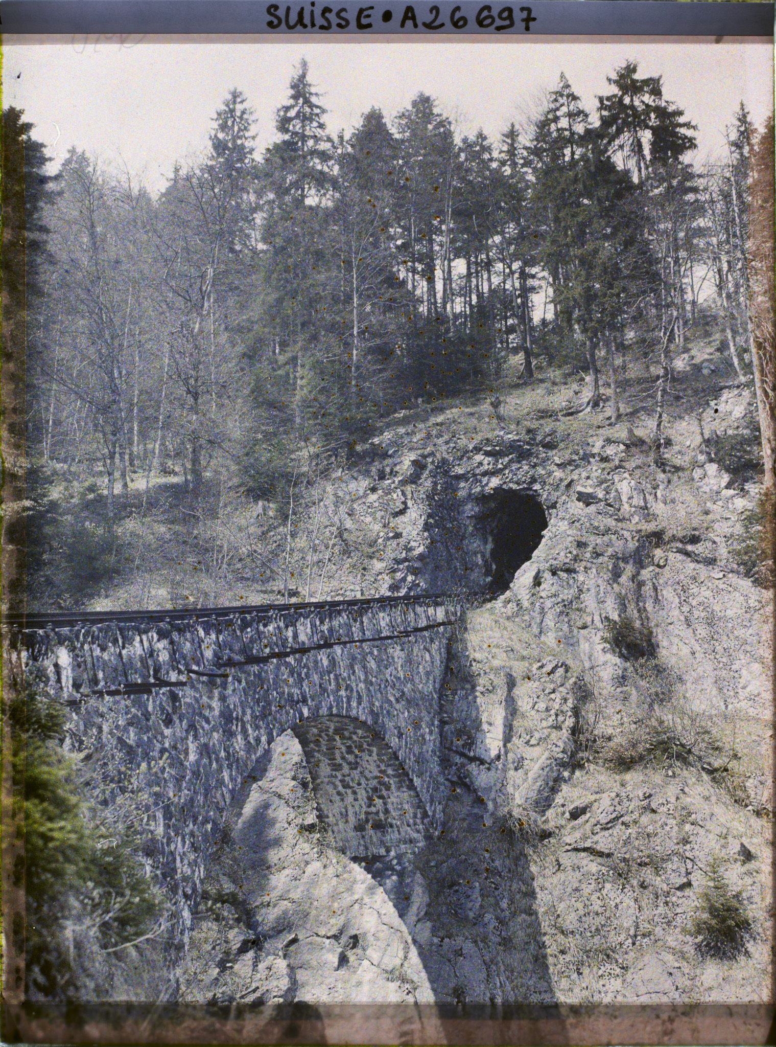 Image représentant Le chemin de fer du mont Pilatus, pont en pierres et tunnel dans la roche