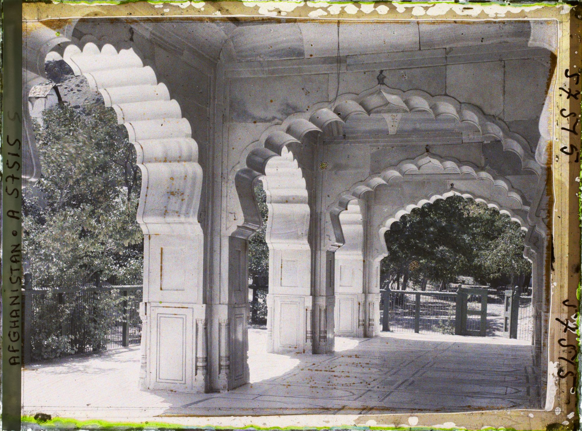 Image représentant Bagh-i-Babour (Jardins de Babour). Les voûtes festonnées de la mosquée de Chah Djahan